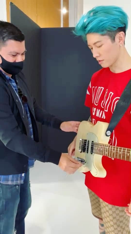 雅-MIYAVI-のインスタグラム：「When I asked my manager to put the whammy bar onto my guitar...  Sorry, I couldn’t resist posting this vid.  誠に残念ながら、 そこではございません。  🙅🏻‍♂️🙅🏻‍♂️😂🤦🏻‍♂️」