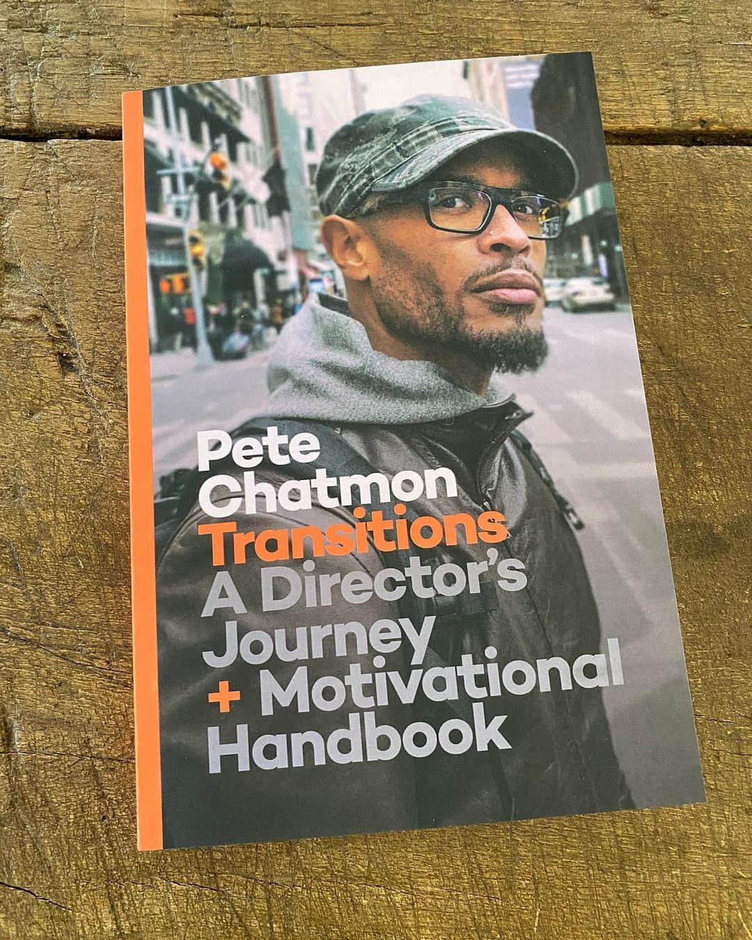 カテリーナ・スコーソンのインスタグラム：「My copy arrived this morning. Very excited for this. @petechatmon is one of our favorite @greysabc directors and the handsome hubby of @seekellymccreary  When will your copy arrive? ❤️」