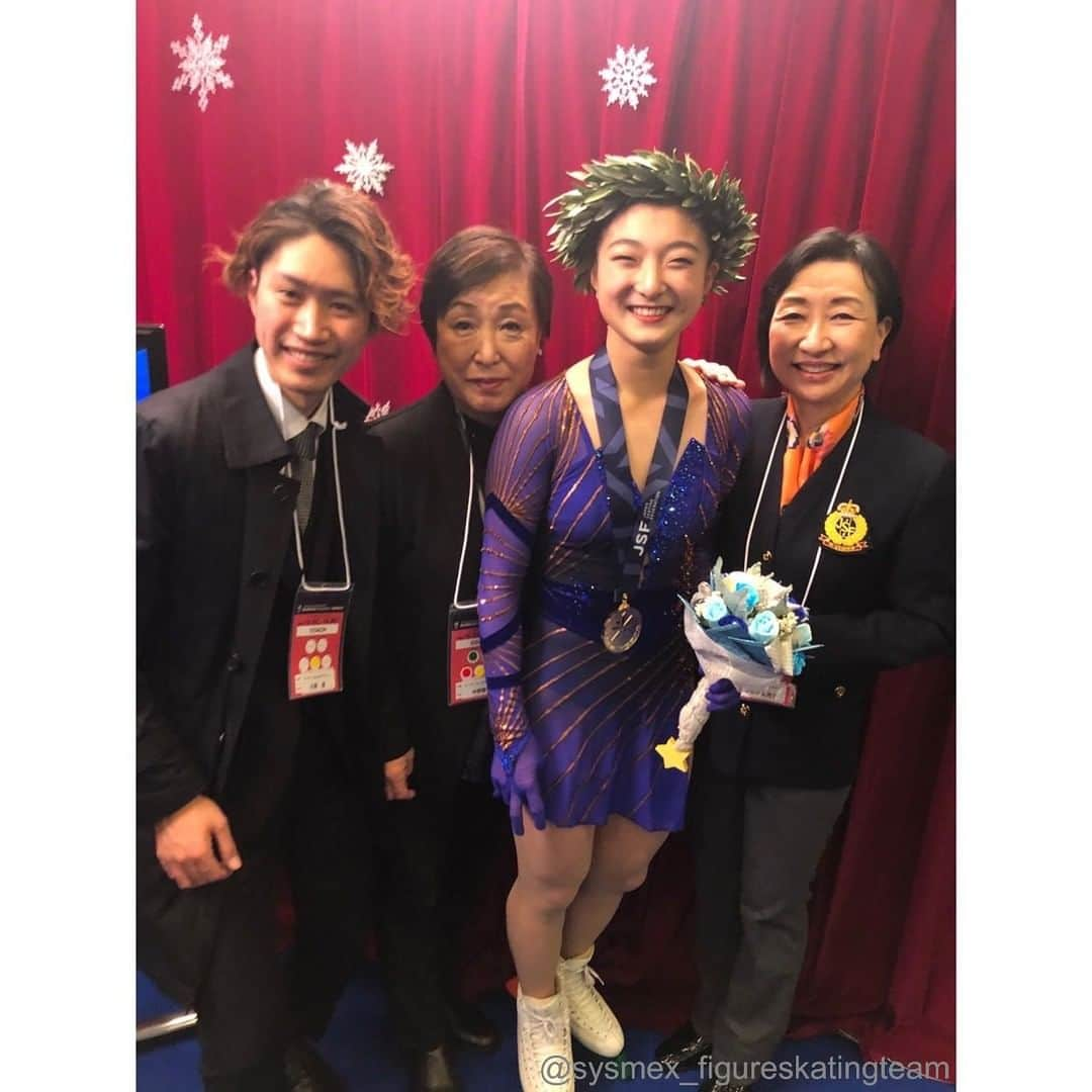 三原舞依＆坂本花織さんのインスタグラム写真 - (三原舞依＆坂本花織Instagram)「⁡ ⁡  坂本花織選手からメッセージが届きました💌 お写真がたくさんあるので、二本立てでお届けします💕 ⁡ ******************* ⁡ 皆様いかがお過ごしでしょうか？ 2022年になりましたね🐯✨ 本年もよろしくお願いいたします！   そして、報告が遅くなりました…。すみません。   全日本選手権、メダリストオンアイス、名古屋フェスティバル、インカレ。 報告しないうちに4つも行事が終わってしまっていました。時の流れが早いです。   全日本優勝、一発内定、2度目のオリンピック。 嬉しさあり、楽しさあり、緊張あり、責任ありですが最後まで全力で滑り切れるよう追い込んで参ります！！ ⁡ ※撮影の時のみマスクを外しています。  #kaorisakamoto  #坂本花織  #figureskating  #figureskater  #sysmex_figureskatingteam」1月11日 12時55分 - sysmex_figureskatingteam