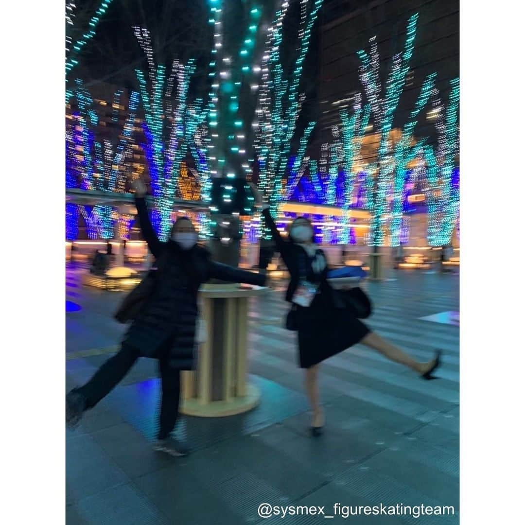 三原舞依＆坂本花織さんのインスタグラム写真 - (三原舞依＆坂本花織Instagram)「⁡ ⁡  坂本花織選手からメッセージが届きました💌 お写真がたくさんあるので、二本立てでお届けします💕 ⁡ ******************* ⁡ 皆様いかがお過ごしでしょうか？ 2022年になりましたね🐯✨ 本年もよろしくお願いいたします！   そして、報告が遅くなりました…。すみません。   全日本選手権、メダリストオンアイス、名古屋フェスティバル、インカレ。 報告しないうちに4つも行事が終わってしまっていました。時の流れが早いです。   全日本優勝、一発内定、2度目のオリンピック。 嬉しさあり、楽しさあり、緊張あり、責任ありですが最後まで全力で滑り切れるよう追い込んで参ります！！ ⁡ ※撮影の時のみマスクを外しています。  #kaorisakamoto  #坂本花織  #figureskating  #figureskater  #sysmex_figureskatingteam」1月11日 12時55分 - sysmex_figureskatingteam