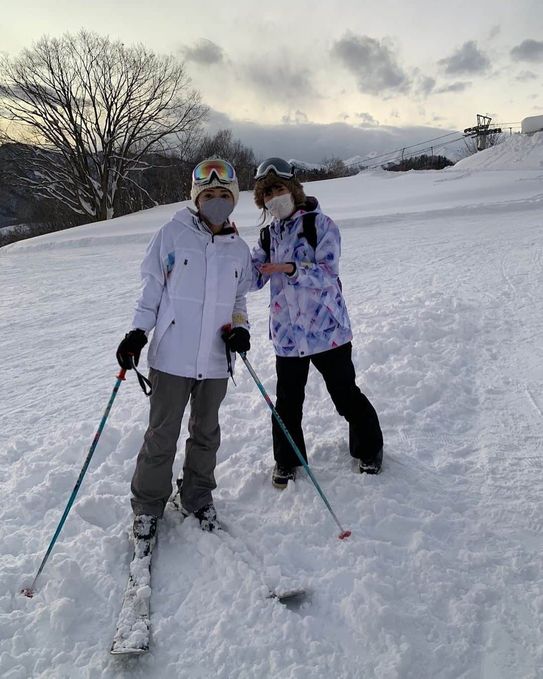 釈由美子さんのインスタグラム写真 - (釈由美子Instagram)「スキーといえば  お正月のスキー旅行は  三浦奈保子さんファミリーと行ってました⛷  東大出身の才色兼備の なおちゃん家族とは  子どもの保育園が一緒で仲良くなったのですが  子ども同士も誕生日が同じというご縁から  家族ぐるみで いつもたくさん遊んでもらってます😍😍  春スキー🎿もまた一緒に行けたらいいな❤️  #三浦奈保子 さん」1月11日 13時11分 - yumikoshaku