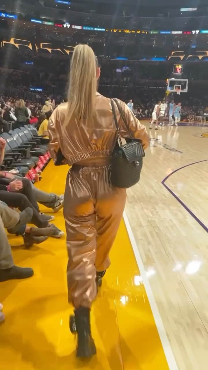 Dajana Gudicのインスタグラム：「Wait for it....❤️😂 ( I got hundreds of dms telling me to post this so here it is ) #landofthefree #lakers」