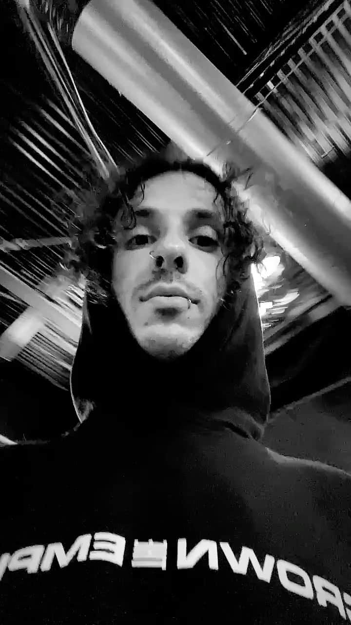 ブランドン・フーバーのインスタグラム：「Head banging my way into 29 😤🤟🏻 Thanks for all the birthday wishes ya’ll! 🖤」