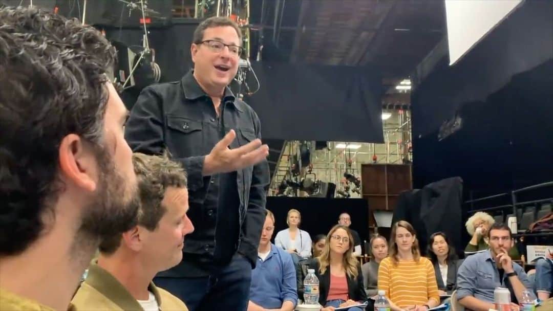 アンドリア・バーバーのインスタグラム：「Bob could never resist an opportunity to make a speech. 😉 He was so gifted at knowing exactly how to articulate the moment and feelings. This speech which he made at our season 5 first table read so perfectly encapsulates Bob. It’s full of so much laughter, love, and heart. ❤️ I miss him so much. I wish he were here to say the perfect speech to heal our hearts with love and laughter.」