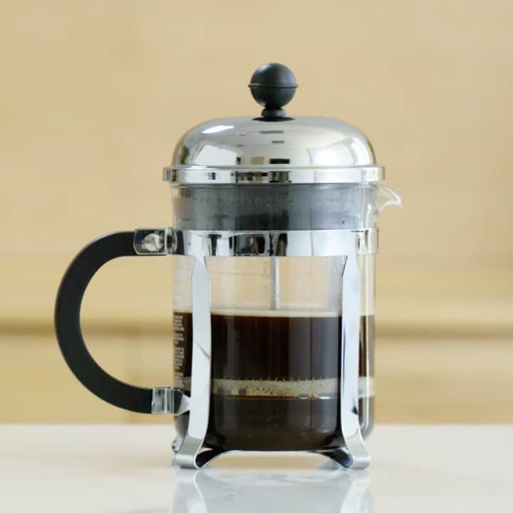 Blue Bottle Coffeeのインスタグラム：「We serve pour over coffee in all our cafes, but that doesn’t mean we don’t love other brew methods. French press is one of our favorites for a cup with more texture and a heavier body.   Changing your brew method can help you experience a coffee in a whole new light, and hey, you may even find French press is more your cup of tea…uh…coffee. Check out our how-to video to get started.」