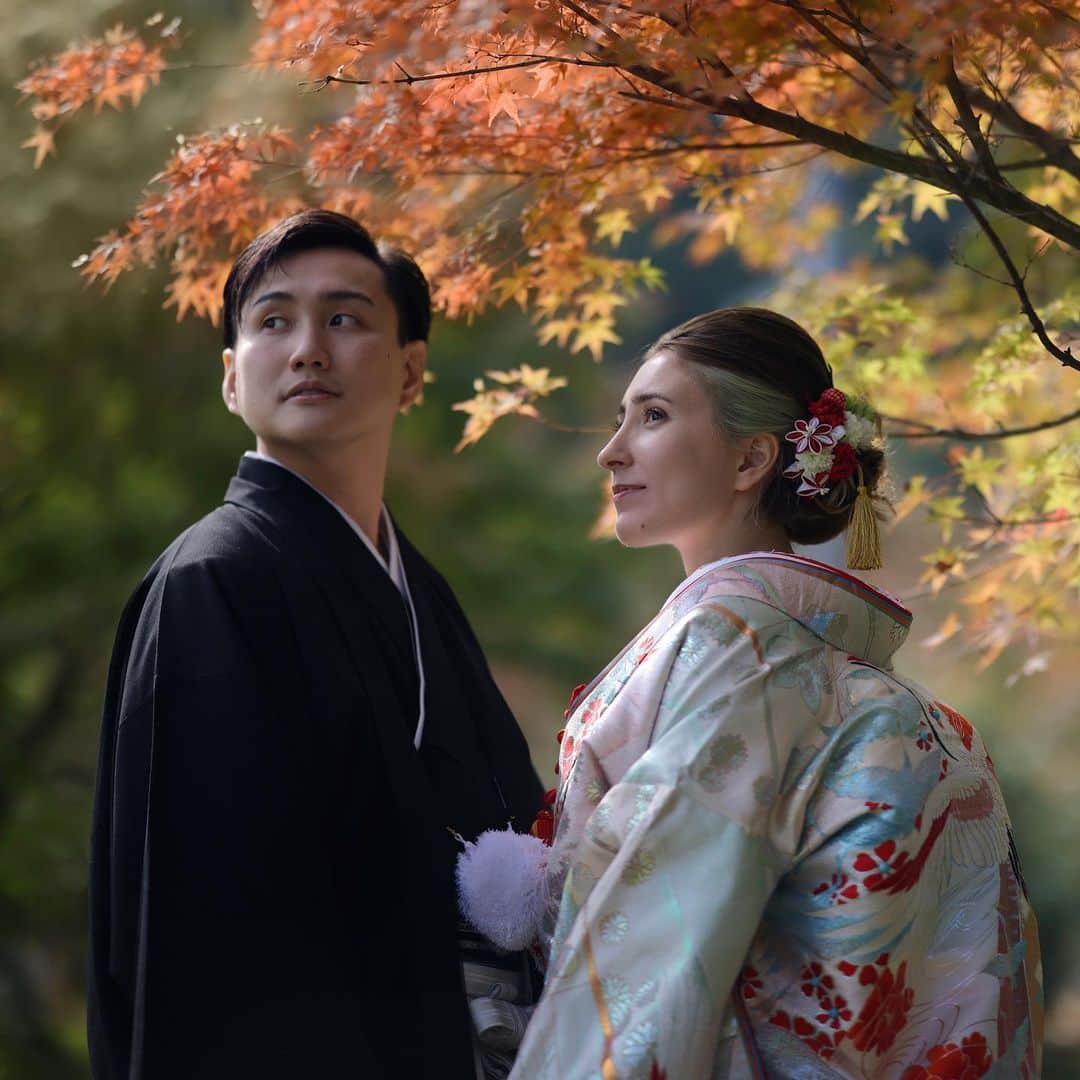 ToriChyanChannelのインスタグラム：「Любимое фото со свадебной фотосессии ✨  Многие молодые японские пары не устраивают пышных свадебных церемоний (потому что это дорого и стрессово), а просто делают свадебную фотосессию!  А также выдержать церемонию в японских одеваниях - целое испытание 😅  Photo by @unicorn.forest」