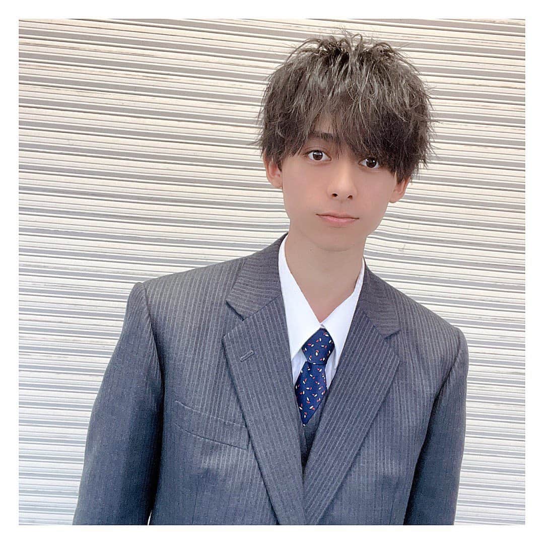 黒澤胤也のインスタグラム：「芸能活動を始めて、5年経ちますが、もう自分は成人なんだと。ここまで来れたのは皆さんのおかげです！たくさんのお祝いありがとうございました！  #成人式 #成人の日 #スーツ」