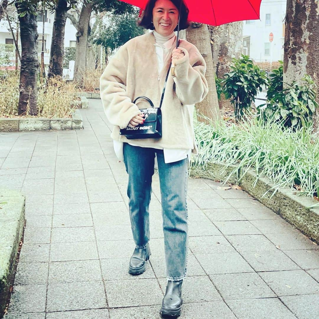 大草直子さんのインスタグラム写真 - (大草直子Instagram)「おはようございます☔️かなり乾燥していたから、この雨で気持ちも肌も髪も柔らかくなります💙今日から本格的始動🤣←おそっ　早起きして末っ子の髪を巻き、自分はなぜかむくんだ顔で😁仕事へ。たくさん休んでたくさん遊ぶ。たくさん食べて飲んで、たくさん動く。さあ、今週も頑張ろうね✨✨ @amarc_official  #thirdmagazine  #amarcstore #upperhights  #mackintosh  #offwhite #sorel #年末年始食べ過ぎて #デニムがぱつぱつでしたが #アッパーハイツのニューデニム #サイズ24がストレスなく #はけるように #緊張感てすごいな笑笑 @upperhights  #themine #少しハイライズ #テーパード #今日みたいなソレルにも合う」1月11日 9時15分 - naokookusa