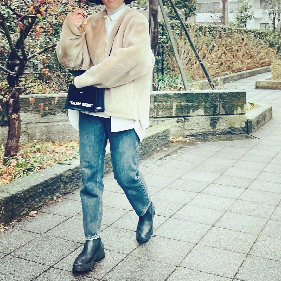 大草直子さんのインスタグラム写真 - (大草直子Instagram)「おはようございます☔️かなり乾燥していたから、この雨で気持ちも肌も髪も柔らかくなります💙今日から本格的始動🤣←おそっ　早起きして末っ子の髪を巻き、自分はなぜかむくんだ顔で😁仕事へ。たくさん休んでたくさん遊ぶ。たくさん食べて飲んで、たくさん動く。さあ、今週も頑張ろうね✨✨ @amarc_official  #thirdmagazine  #amarcstore #upperhights  #mackintosh  #offwhite #sorel #年末年始食べ過ぎて #デニムがぱつぱつでしたが #アッパーハイツのニューデニム #サイズ24がストレスなく #はけるように #緊張感てすごいな笑笑 @upperhights  #themine #少しハイライズ #テーパード #今日みたいなソレルにも合う」1月11日 9時15分 - naokookusa