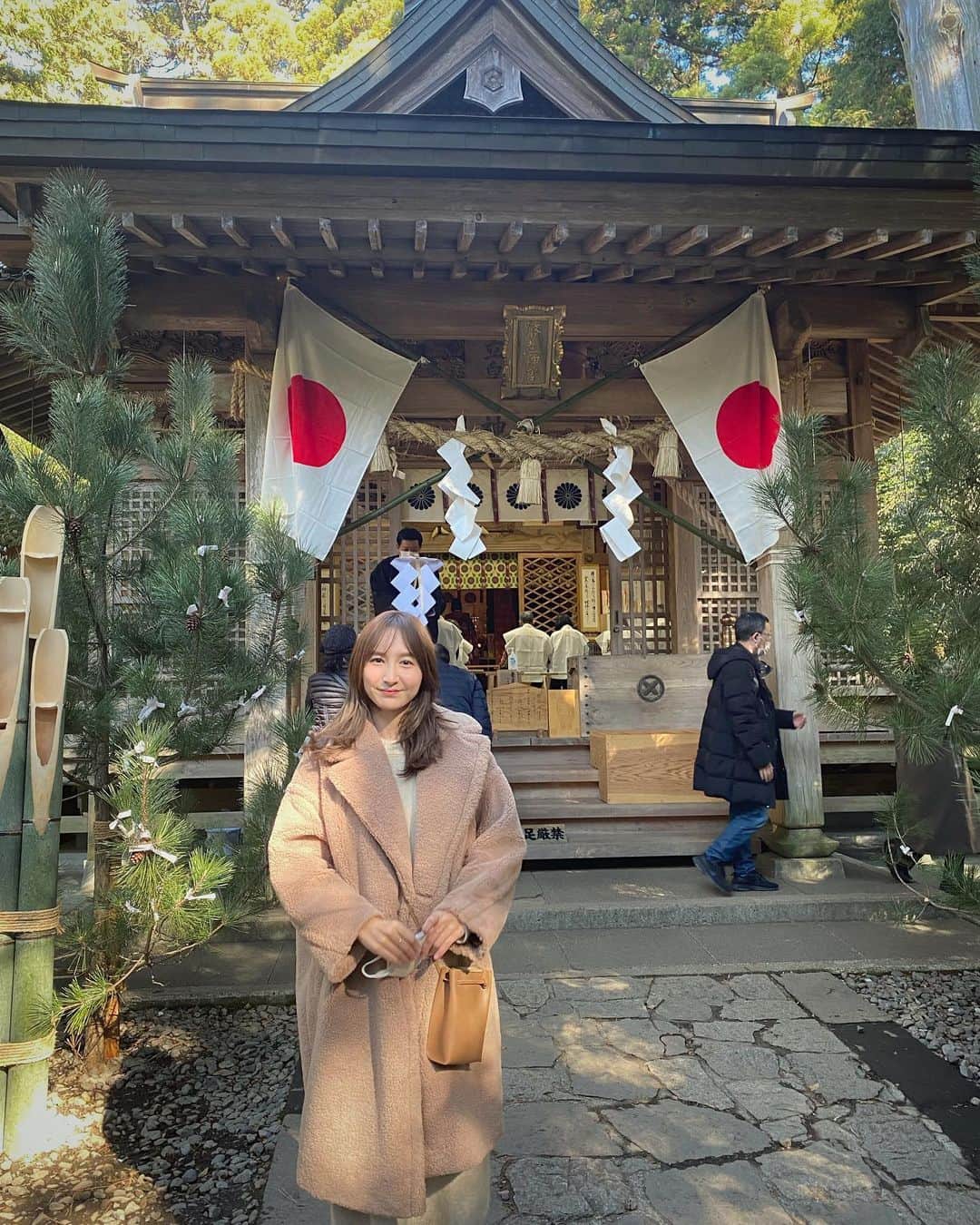 渕上彩夏さんのインスタグラム写真 - (渕上彩夏Instagram)「͙ ͙ おはようございます✨  先日山都町幣立神宮で新年のお参りをしてきました。  スピリチュアルな空気が漂うパワースポット🌿 自然に囲まれていて 深呼吸すると心がすーっと落ち着く感じ。  そんな幣立神宮もある上益城地域で特産品がもらえるキャンペーンが開催中です。 というお知らせ💭  上益城公式アカウント @kamimashikigram_kumamoto  をフォローしていただいて 御船・嘉島・益城・甲佐・山都町いずれかの風景や観光施設などを撮影。 #上益城へ行こう のハッシュタグをつけて投稿。  抽選でお茶やお米、加工品やお菓子など上益城5町の特産品がもらえるそうです。  私もさっそく参加してみました😊  上益城地域には他にも 水上に浮かんだような浮島神社(嘉島町・写真3枚目） 蒙古襲来絵詞がある甲佐神社(甲佐町・写真4枚目） など神社好きにはたまらない地域です。  新年は上益城地域へ行ってキャンペーンに参加してみませんか🤲🏻 詳しくは 「上益城ダヨ全員集合！オンライン観光物産展」へ https://kikaku-ari.com/kamimashiki/ 特産品購入キャンペーンもあるみたいなので是非✨  #上益城へ行こう #上益城ダヨ全員集合オンライン観光物産展 #熊本 #御船町 #嘉島町 #益城町 #甲佐町 #山都町 #上益城地域 #幣立神宮 #甲佐神社 #浮島神社 #神社巡り #パワースポット」1月11日 9時37分 - ayakafuchigami725