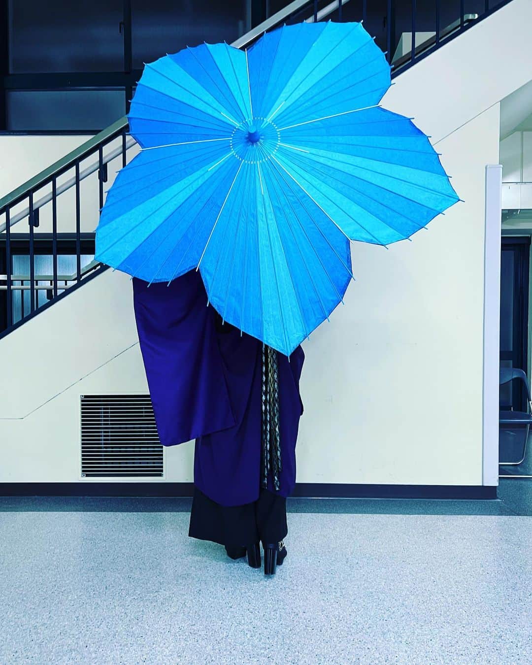 鈴華ゆう子さんのインスタグラム写真 - (鈴華ゆう子Instagram)「日本武道館のステージでより輝きを増した桔梗和傘。和傘職人河合幹子さんの作品です。桜の和傘より一回り大きい、歌舞伎と同じサイズのずっしり重みのある和傘でした。 外側は水色、内側は紫です。 現在、飛騨市美術館に展示中の為、出張で武道館に来てくれました。 https://www.city.hida.gifu.jp/soshiki/32/672.html 1/23まで「美しの紙展」が開催中でそこで桔梗和傘がご覧いただけます。 普段は、こちらの和傘はCASAさんでレンタルも行っているようですので是非チェックしてみてくださいね！ https://wagasa.shop/ そして皆様、改めまして和楽器バンド全国ツアーでは、たる募金第3弾岐阜和傘への支援ご協力本当にありがとうございました。  #和楽器バンド  #岐阜和傘  #河合幹子  #鈴華ゆう子  #たる募金  #wagakkiband   #和傘  #wagasa  #飛騨市美術館  #美しの紙展  #yukosuzuhana」1月11日 10時27分 - yuko.suzuhana