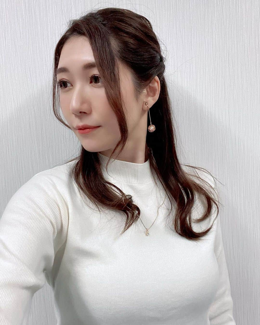 穂川果音さんのインスタグラム写真 - (穂川果音Instagram)「hair style  ハーフアップだよ〜  #ゆる巻き #ハーフアップ #hairstyle #hairarrange #イヤリング　#アベプラ　#ハーフアレンジ 　#巻き下ろし #earrings  #冬コーデ　#冬色コーデ 　#アベプラ　#ほかのん　#ハーフアップアレンジ #モテメイク」1月11日 10時54分 - hokawakanonn