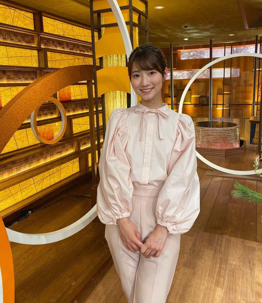 安藤萌々さんのインスタグラム写真 - (安藤萌々Instagram)「サンデーステーション 1/9 ピンクのワントーンコーデでした🌷  上下　yori ピアス　ete  4枚目は私服 この日は私服も🎀  今夜の報道ステーションもぜひご覧くださいませ〜！  #肌 #状態良い  #衣装 #アップスタイル #おだんごヘア  #ヘアアレンジ #コーディネート #ootd #スポーツ好き #テレビ #スポーツ #まつげパーマ  #まつげ」1月11日 11時17分 - momo_ando_ex