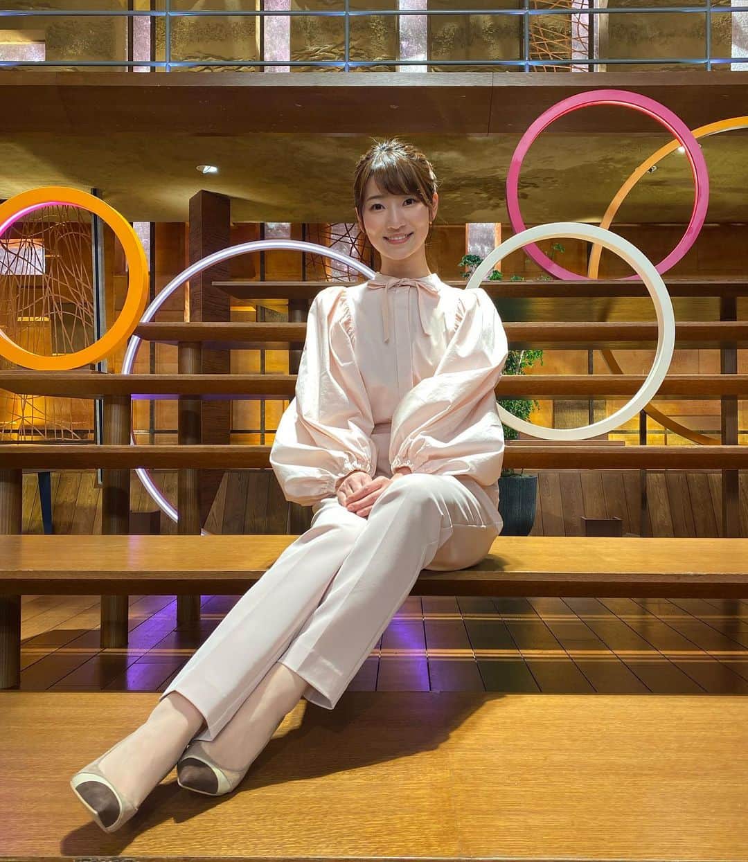 安藤萌々さんのインスタグラム写真 - (安藤萌々Instagram)「サンデーステーション 1/9 ピンクのワントーンコーデでした🌷  上下　yori ピアス　ete  4枚目は私服 この日は私服も🎀  今夜の報道ステーションもぜひご覧くださいませ〜！  #肌 #状態良い  #衣装 #アップスタイル #おだんごヘア  #ヘアアレンジ #コーディネート #ootd #スポーツ好き #テレビ #スポーツ #まつげパーマ  #まつげ」1月11日 11時17分 - momo_ando_ex