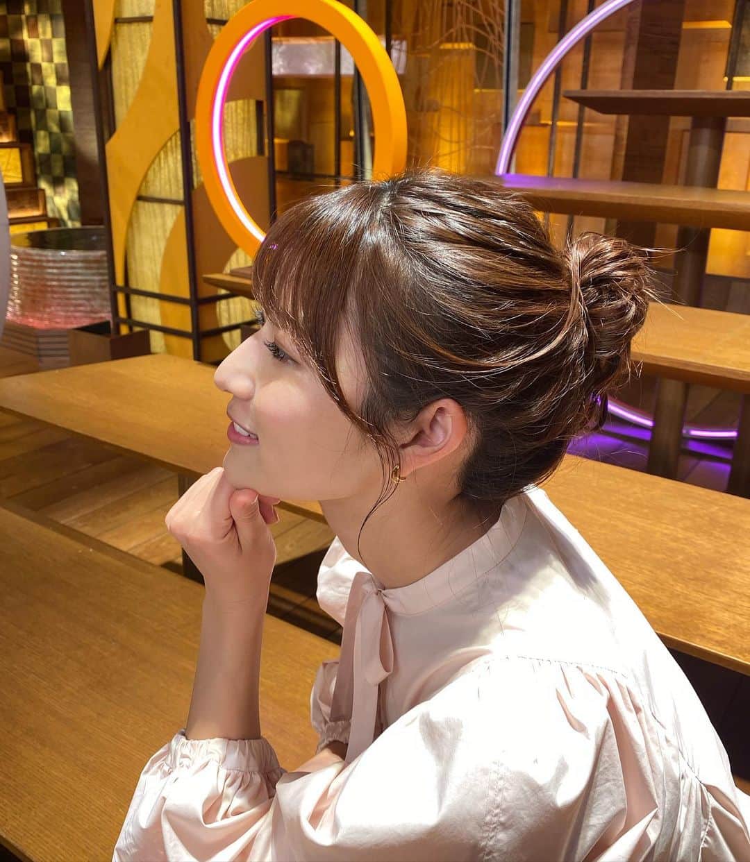 安藤萌々さんのインスタグラム写真 - (安藤萌々Instagram)「サンデーステーション 1/9 ピンクのワントーンコーデでした🌷  上下　yori ピアス　ete  4枚目は私服 この日は私服も🎀  今夜の報道ステーションもぜひご覧くださいませ〜！  #肌 #状態良い  #衣装 #アップスタイル #おだんごヘア  #ヘアアレンジ #コーディネート #ootd #スポーツ好き #テレビ #スポーツ #まつげパーマ  #まつげ」1月11日 11時17分 - momo_ando_ex