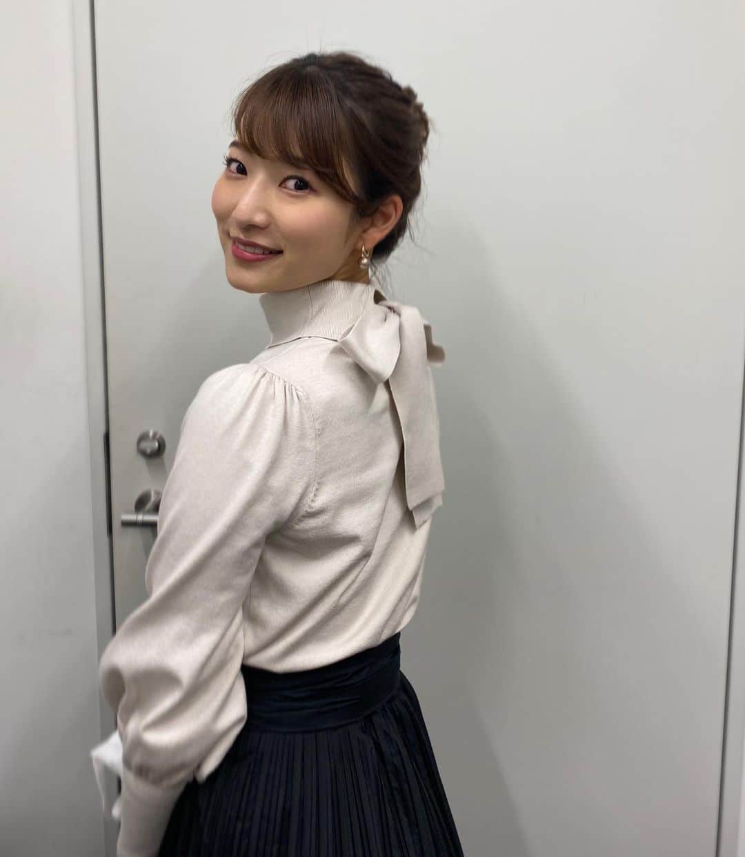 安藤萌々さんのインスタグラム写真 - (安藤萌々Instagram)「サンデーステーション 1/9 ピンクのワントーンコーデでした🌷  上下　yori ピアス　ete  4枚目は私服 この日は私服も🎀  今夜の報道ステーションもぜひご覧くださいませ〜！  #肌 #状態良い  #衣装 #アップスタイル #おだんごヘア  #ヘアアレンジ #コーディネート #ootd #スポーツ好き #テレビ #スポーツ #まつげパーマ  #まつげ」1月11日 11時17分 - momo_ando_ex