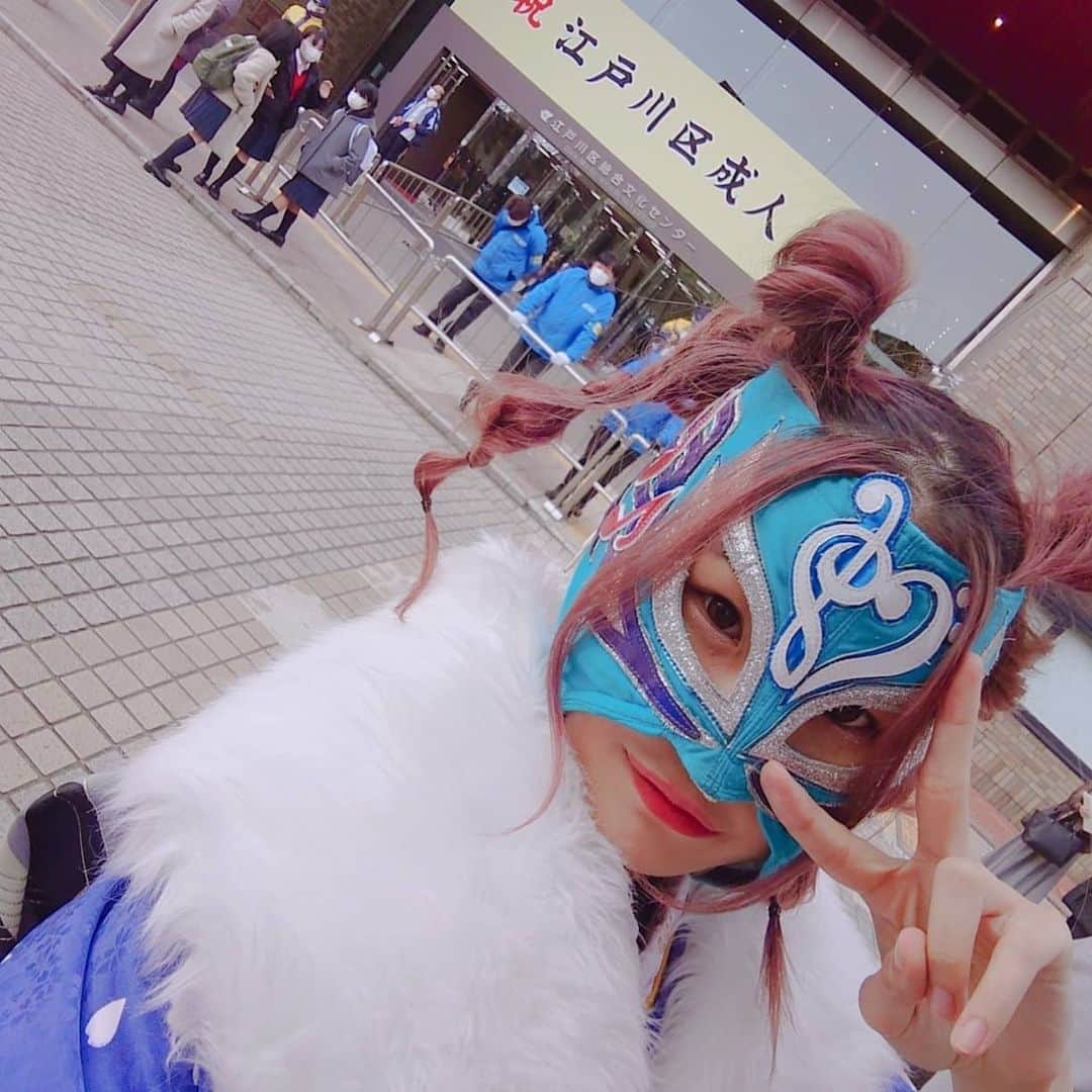 rhythmのインスタグラム：「１がつ１０にち  成人式からの、 タカタイチマニア３だったぁ！  ちっちゃい頃の病気が原因で  ２０歳まで生きられるか…  って言われてたけど、  成人式を、無事に迎えられた！！！  ちっちゃい頃から みんなに支えられて生きてきたし、  これからも たっくさん、迷惑かけると思うけど  rhythmには 手を差しのべてくれる人がいるから、 そーゆー人達をこれからも大切にする！  こんなrhythmでも プロレスラーになれて、  憧れの『タカタイチ』と 同じ大会に出れた。  簡単じゃないし、 何回も辞めようとおもったけど  諦めなくてよかったぁ！  これで終わりじゃないし、 試合も満足って訳じゃないから。  いつチャンスが巡って来てもいいように 次に、備えておかなきゃね。  #pw_jto #タカタイチ #女子プロレス #新成人」