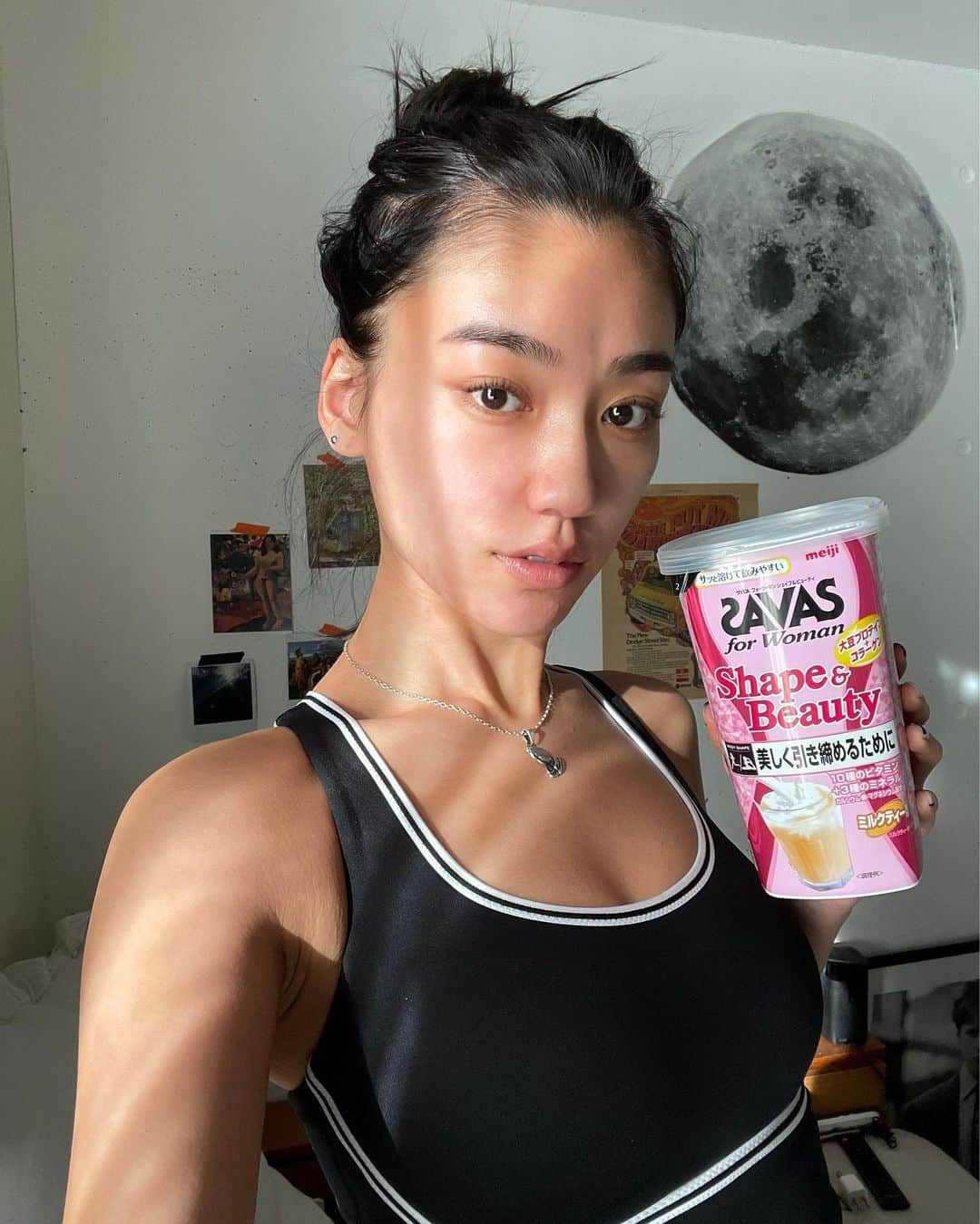 松本優のインスタグラム：「美容にはいいと思っててもあんまり正直好んで飲まなかったプロテイン... 今回SAVASの シェイプ&ビューティはじめました❤️🔥‍ . 粉っぽさがなくて飲みやすいのと、ミルクティー味で朝ごはんの時に最近飲んでるよ😌 . 女性には嬉しい、コラーゲン、ミネラル、鉄分も入っていて健康的で美しい女性に一歩近づきたい松優にはぴったりなんです🥺 . 今年は体を動かすと運気が上がるって占いで言われたので本格的にキックボクシング頑張っちゃおう❤️🔥‍ ❤️🔥‍ ❤️‍🔥 . @my_savas_jp  #ザバスforWoman #女性のためのプロテイン #美しく引き締めるために #ザバス #savas #PR」