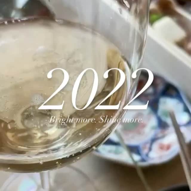 Michikoのインスタグラム：「______ 2022✨✔️ . 本心を伝えたい時は、ストーリーズ投稿になりがち。 このスタンスは今年も変わらなそう🤔  私物紹介等のフィード投稿は、 私の中でブームが去ってしまった感覚です。  でも私の発信を必要としてくれている人がいるかぎりは、 ファッションや美容、お気に入りアイテムのフィード投稿も頑張ってみようと思います。気まぐれになりそうですが☺️ . . #shinemore #brighter2022  .」