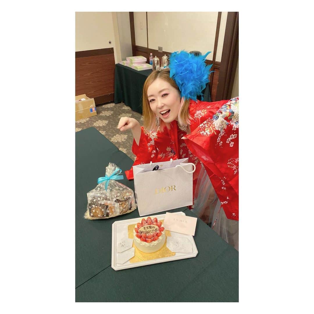 荒牧陽子のインスタグラム：「2022.1.1 元旦 ┈︎┈︎┈︎┈︎┈︎┈︎┈︎┈︎┈︎┈︎┈︎┈︎ （スライドしたら動画あるよ🎬）  大晦日、 長野県のホテルブエナビスタさんでの 年越しカウントダウンライブを終え、 新しい年を迎えた直後の私達☺️ ⁡ ホテルさんがシャンパンを用意してくださり、 みんなでお祝い🥂✨ 準備してくださってありがとうございます！ ⁡ さらに！ ファンの方からプレゼントと 誕生日ケーキ🎂🎉💕 ありがとうございました!!! まさかお正月にお祝いしてもらえるなんて🥺 （ちなみに私の誕生日は1月14日で、元旦は母の誕生日です笑） ⁡ お手紙も読ませていただきました！ とっても嬉しいです♪ ⁡ とにかく ありがたーーい年越し、お正月を迎えたのでした✨ ⁡ さて 今年は何をどーしましょう。 皆さんは今年の抱負や目標立てましたか？ 私はまだ手帳買ってないや！ 沢山目標書き込むぞー！ ┈︎┈︎┈︎┈︎┈︎┈︎┈︎┈︎┈︎┈︎┈︎┈ #荒牧陽子 #くみいくみ #大晦日 #年越し #元旦 #2022 #ホテルブエナビスタ」