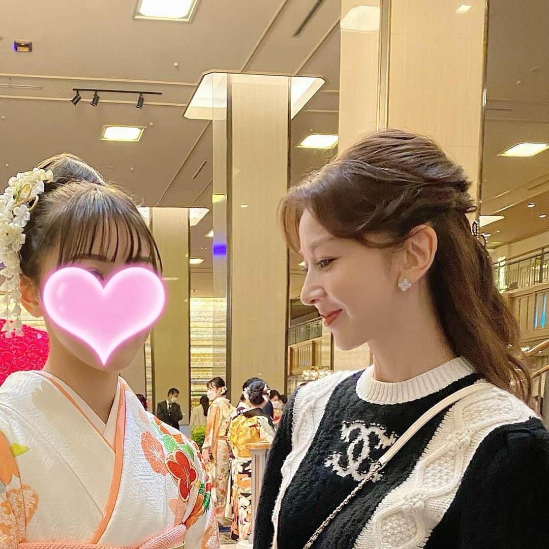 のインスタグラム：「昨日娘が成人の日を迎えることが出来ました🍀  思い返せば高校の卒業式は保護者の参加が叶わず、大学の入学式も行えず。 …それだけに、弾ける様な娘の笑顔が強く胸に残りました。  社会人になっていく上で自分らしさを活かせる仕事と出会い彼女らしい人生が送れる事を強く願う１日となりました。  娘の希望であった「白地のお着物」を探すこと2年余り。 雑誌「美しい着物」の過去の振り袖特集なども見て、沢山の方のお知恵をお借りしながら ご縁があって京都の千總さんで選ばせて頂きました。 @chiso1555  @kawashimaorimono  髪飾りや摘みかんざしは日本橋高島屋さんの催事に足を運び、私が選びました。  着付けとヘアセットは帝国ホテル 『ハツコエンドウ ウェディングス』 にお任せしました。 事前に髪型や帯結びなども、じっくりご相談させて頂けて、当日は手早いのにさすがの仕上がり。 花嫁さんのお支度に携わる経験値の違いをハッキリと感じました。 流行は流行として、ふまえながらも 時が過ぎても「美しい」と思える、 何より本人が1番映えるスタイルを、 ご提案して下さるので、安心してお任せ出来ました。  大変有り難い事ですが、娘の晴れ着の 全容と私が千總さんで選んだお着物を 着て2人並んでの写真は 1月28日発売の『25ans 』３月号にて ご覧頂けましたら幸いです。  #ftcbeauty #君島十和子 #成人式 #成人式ヘア #千總振袖 #振袖 #着物ヘア #父親と娘 #遠巻きに見つめる  #25ans #美しい着物」
