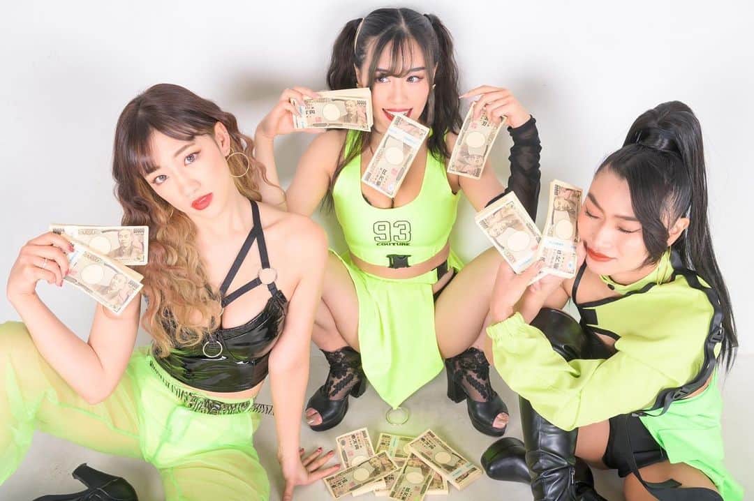 keilEen（ケバビン）のインスタグラム：「ヴィヴィシュリまにたんbirthday 🎂 明日3回目の主催ライブです🦐🦐🦐  素敵なアーティストさん、ダンサーさんが出演してくださるので盛り上がること間違いなし😆 新年1発目のライブお楽しみに╰(*´︶`*)╯  新衣装もお楽しみに😘😘😘」