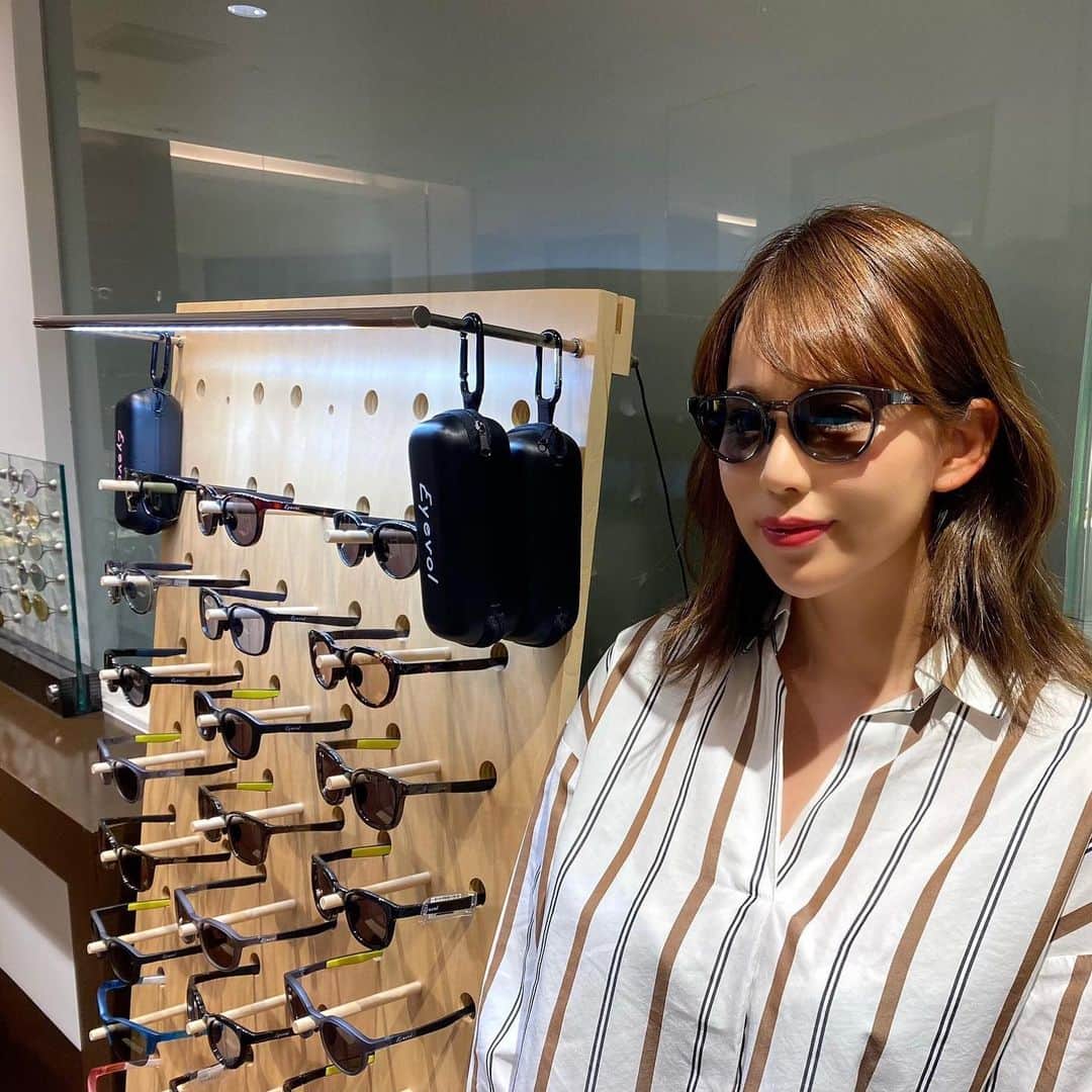 原田怜奈のインスタグラム：「先日、遠征帰りに eyevol様にお邪魔しました😌 今年もたくさん 可愛いくてお洒落な サングラスが揃っていました❤︎ ゴルフ中にも日常にも 使えます❤︎❤︎ このサングラスを着けて 今年も頑張ります☺️✨ . . . . #eyevol #女子ゴルフ　#golf #サングラス」