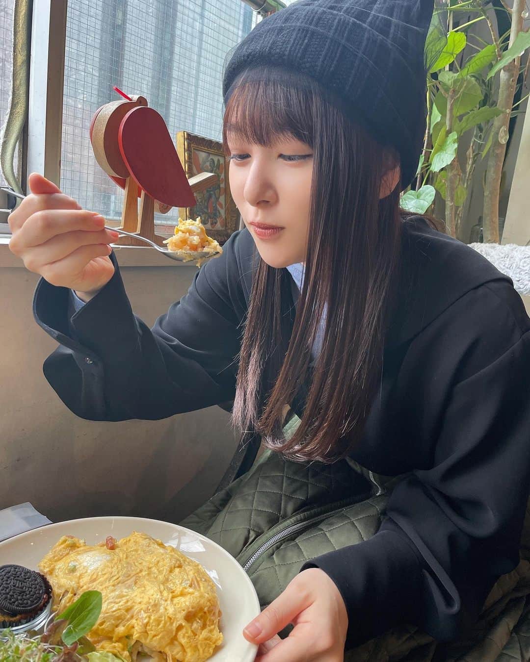 桜井日奈子さんのインスタグラム写真 - (桜井日奈子Instagram)「ニット帽とオムライス🍳  友達チョイスで行ったカフェが大当たりで ケチャップライスじゃないオムライスだけど、うまうまでした  #オムライス #カフェな」1月11日 22時26分 - sakurai.hinako_official