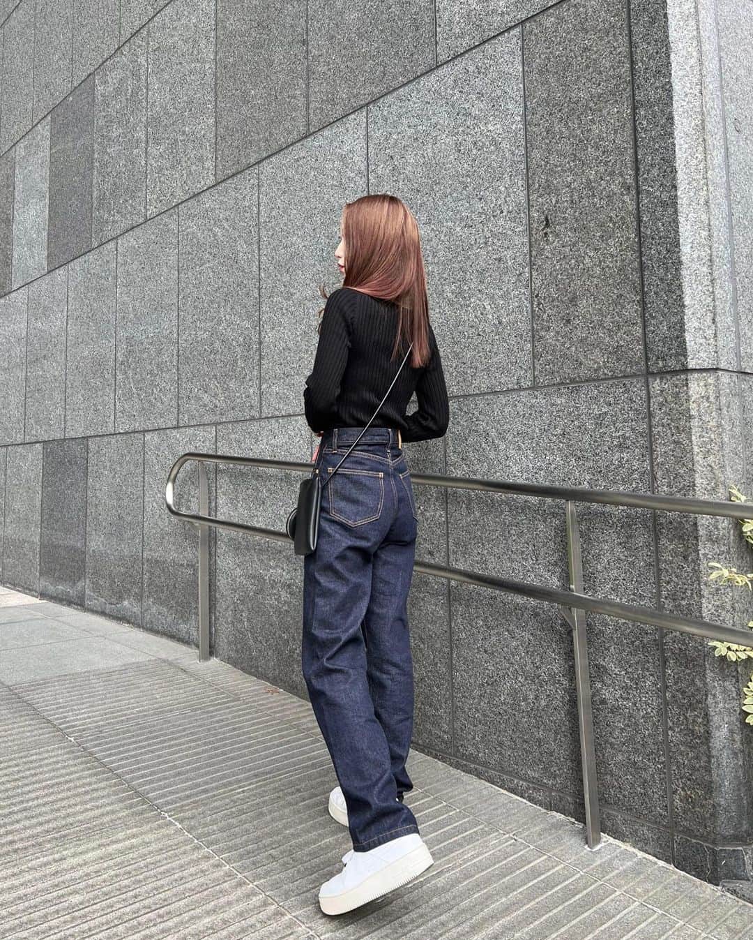 阿野いずみさんのインスタグラム写真 - (阿野いずみInstagram)「𝑪𝒂𝒔𝒖𝒂𝒍 𝒐𝒖𝒕𝒇𝒊𝒕.  シルエットが綺麗なデニムは、VicenteとHONEYのコラボアイテム♡  今日はお休みだったので、ゆるっとカジュアルコーデ👖 ストレートヘアで髪もお休み♡  .  #Vicente #Honey #PARTE #デニムコーデ #ジーンズコーデ #大人カジュアル #休日コーデ #骨格ウェーブコーデ #30代コーデ #pr」1月11日 22時31分 - izumi_ano