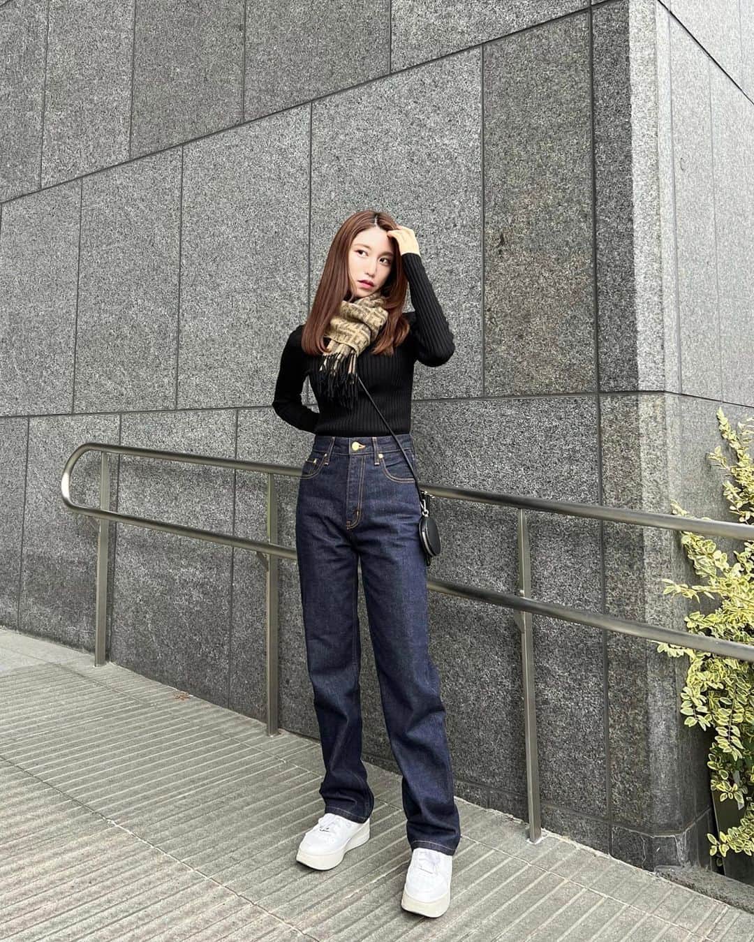 阿野いずみさんのインスタグラム写真 - (阿野いずみInstagram)「𝑪𝒂𝒔𝒖𝒂𝒍 𝒐𝒖𝒕𝒇𝒊𝒕.  シルエットが綺麗なデニムは、VicenteとHONEYのコラボアイテム♡  今日はお休みだったので、ゆるっとカジュアルコーデ👖 ストレートヘアで髪もお休み♡  .  #Vicente #Honey #PARTE #デニムコーデ #ジーンズコーデ #大人カジュアル #休日コーデ #骨格ウェーブコーデ #30代コーデ #pr」1月11日 22時31分 - izumi_ano