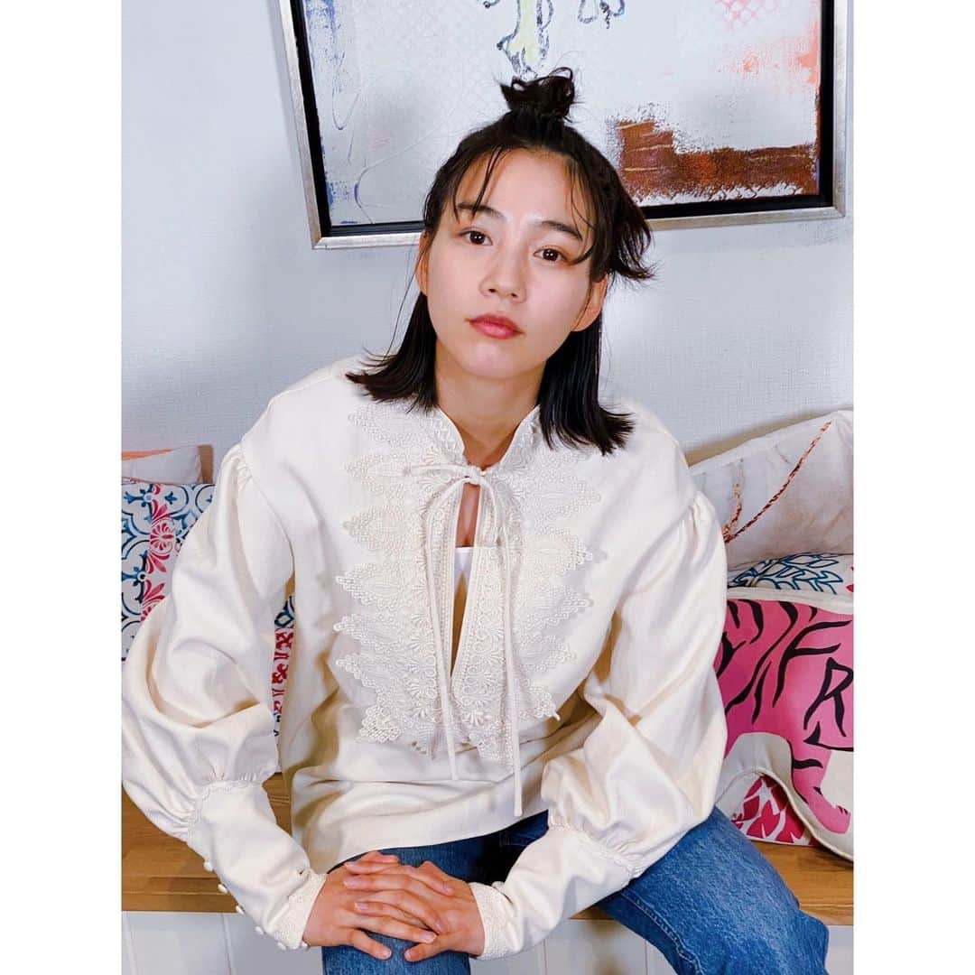 のん（能年玲奈）さんのインスタグラム写真 - (のん（能年玲奈）Instagram)「@harumi_showroom Blouse: @tanakadaisuke_official Denim: @holiday_pr @holiday_official_2016  Hair&Make: Kaori Mori  #のんやろが #越境放送 #YouTube」1月11日 22時36分 - non_kamo_ne