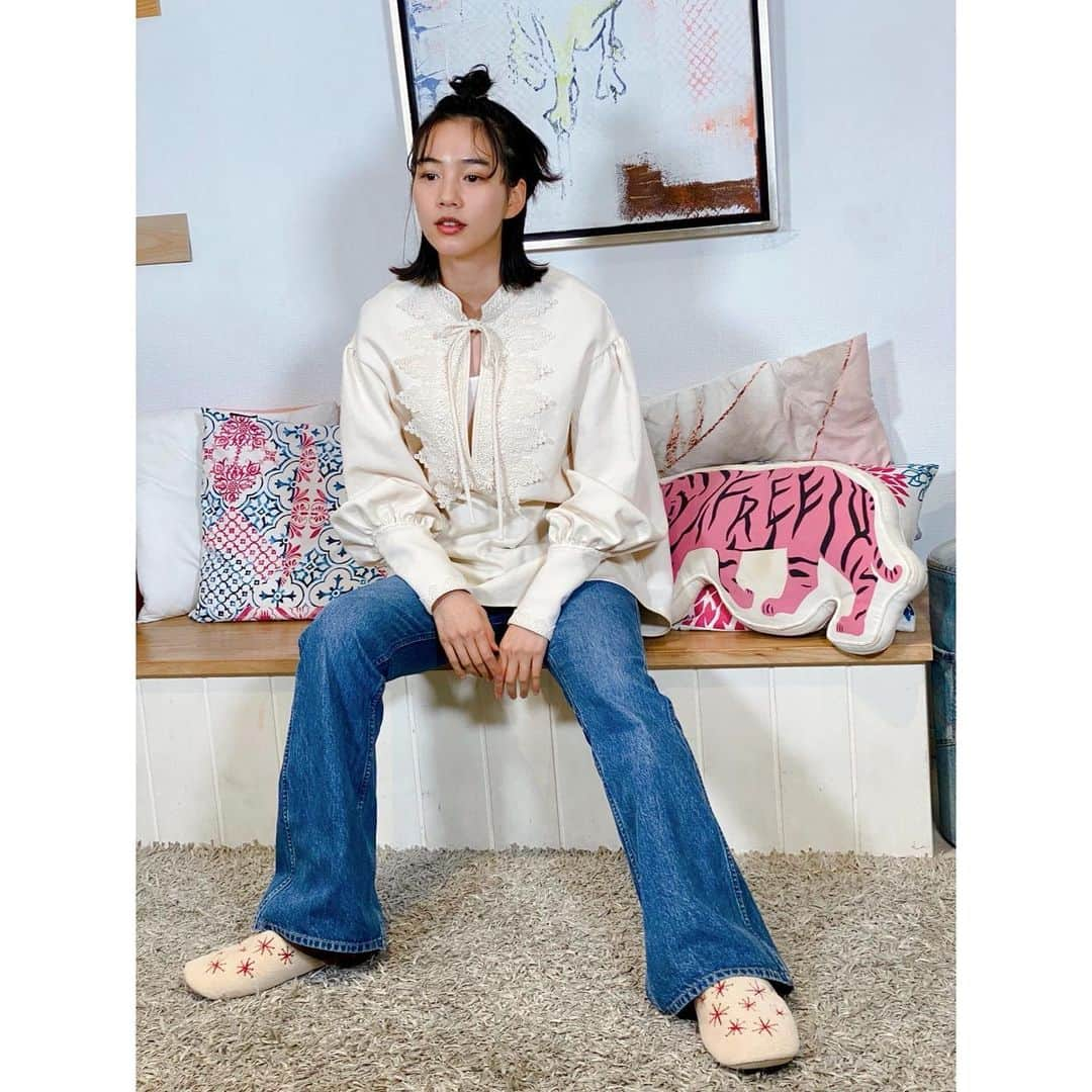 のん（能年玲奈）さんのインスタグラム写真 - (のん（能年玲奈）Instagram)「@harumi_showroom Blouse: @tanakadaisuke_official Denim: @holiday_pr @holiday_official_2016  Hair&Make: Kaori Mori  #のんやろが #越境放送 #YouTube」1月11日 22時36分 - non_kamo_ne