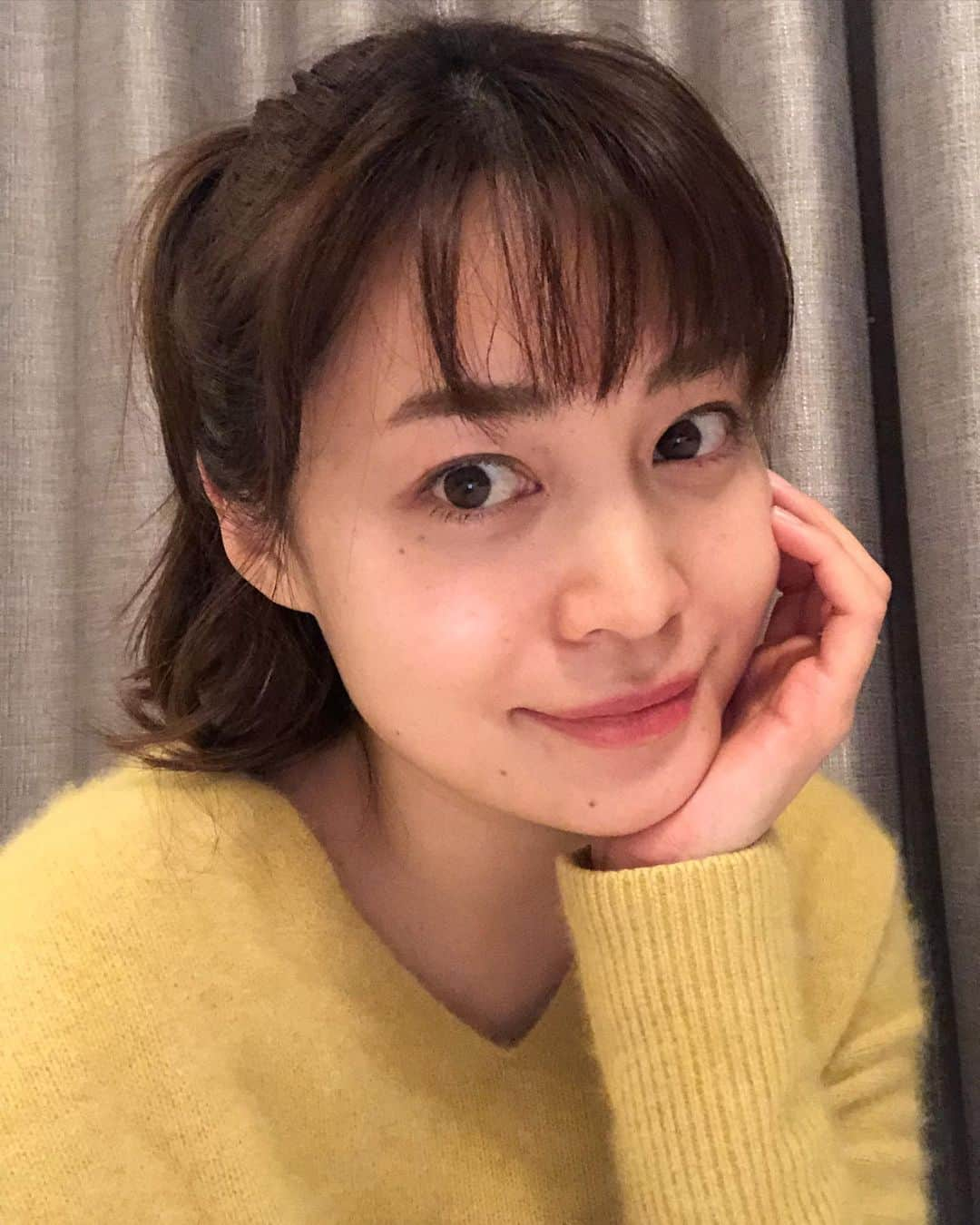 沖玲奈さんのインスタグラム写真 - (沖玲奈Instagram)「以前診断してから頼んでいたbeawがやっと届いた〜🥰🌿💕 日頃の生活や肌の悩みに沿って、自分に合った美容液とサプリを提案して送ってもらえるものです😊✨ 普段、走ったりサウナ行ったりで汗をかいてデトックスすることは心掛けてるけど、自分に必要な成分を取り入れることは中々意識出来てなかったので、サプリがあるだけでめちゃ助かります🥺 肌のくすみや首肩周りの凝りも特に気になってるので、美容液は朝と夜に顔〜デコルテ周りまでマッサージするように付けてます✌️✨最後に小顔ローラーも使ったりするけど、しっかりほぐすと肌が2トーンくらい明るくなる🙌 全くベタつかないので朝も付けられるのが嬉しい！  サプリにもびっくりするくらい色んな成分が入ってるので、毎朝身体の内側からケアしていけるように続けていこうと思います😻気になった方は是非試して見てほしいです〜❣️ #BEAW.  #ビュウ #スキンケア #パーソナライズ #サプリ #美容液 #サプリメント #漢方 #美容 #routine #skincare #skincareroutine」1月11日 22時48分 - reinaoki2508