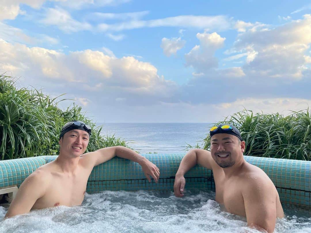 近本光司のインスタグラム：「タラソおきのえらぶ海水プール🌊 今日はトレーニングではなくルースンでゆっくり泳いできました🏊‍♂️💨 近本ブースもありたくさんサポートしていただきました✨  おとうさんおかあさんと話をして僕も元気をもらいました😎😎  #阪神タイガース #近本光司 #沖永良部自主トレ #沖永良部島 #タラソ #海水プール #こころのスタッフの皆さん #この人寝てますよ」