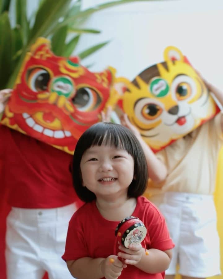 MOMOツインズのインスタグラム：「Dong Dong Chiang! Looks like we have our very own Lion dance troupe to roar into the Lunar New Year 🧨  How cute are these lion dance head masks! They are packaging for the @milosingapore CNY festive pack that the kids can reuse to have some fun.  This 48-CNY pack is available at all leading supermarkets and e-retailers, get your festive drinks ready with MILO now!  #MILOsingapore #EnergyToGoFurther #sp」