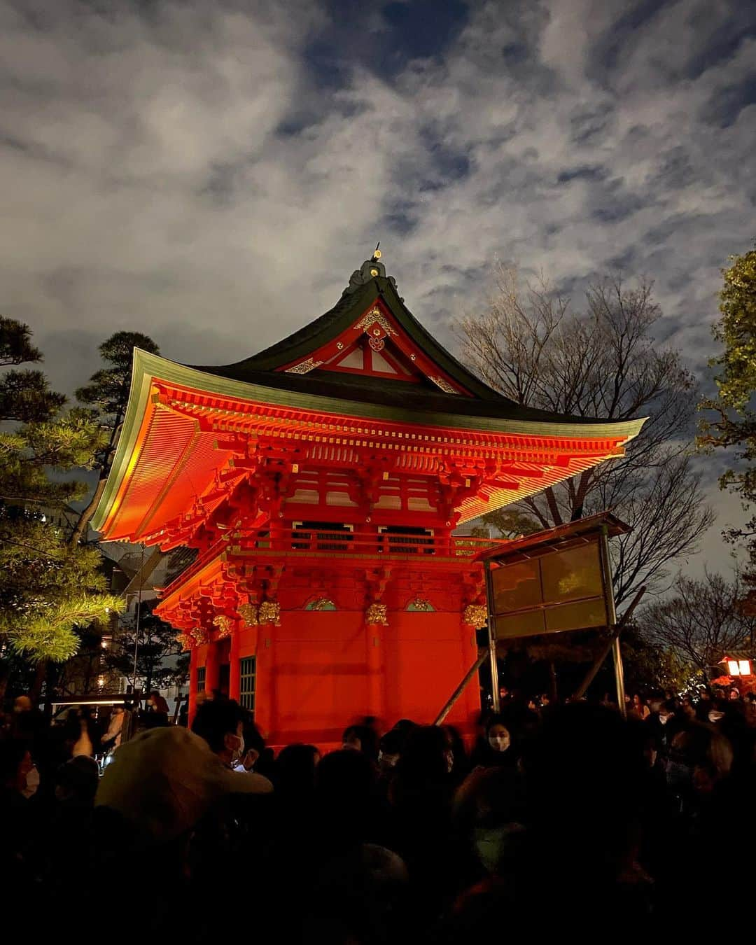 梅宮アンナさんのインスタグラム写真 - (梅宮アンナInstagram)「今年も無事に我が家にお札を貼る事が出来ました😊👌  2022、1.1  ０時　ピタッ‼️  この有名なお札  知っている方も沢山いらっしゃるとは、思いますが、  一陽来復🌟🌟  年に3回しか貼るチャンスがない御守り🌟  冬至、元旦、節分  この3日間だけ貼れます🌟  時報を横に、待ち構えて、  午前0時ピッタリに、ピタッ！と貼ります。  毎回ドキドキします。  我が家は、元旦に。  12月31日午後11時57分頃、高椅子や、梯子🪜に登り、待ち構えます😅😅  御守りのりょうふは、12月22日から始まります。  午前3時くらいから並ぶんですよ〜😯  全国からも、その昔は海外からも、  この御守りを求めて毎年皆さん気合い入れて並びます💪  詳しく知りたい方は、  穴八幡宮や、  一陽来復で、検索してみてください🌟🌟🌟  こちらの御守りは、  冬至から節分までの間に、  受け取る事ができます。  一陽来復の意味は、  悪い事が続いたけれど、これからは、良いことに向かいます様に。と、  そんな想いを込める。  冬から春へと。。🌟  我が家は、  この行事は、毎年欠かさずやってきて、  確か40年くらいやっているのかな🤔  アクシデントもありました。  お札を貼る寸前に、お札が見当たらない😱  犬がくわえていたり😳笑  お札につけた糊が甘く、  途中落下したりと😳😱😳😩  笑笑  笑えません🥲  #早稲田 #穴八幡宮  #一陽来復」1月11日 22時58分 - annaumemiya