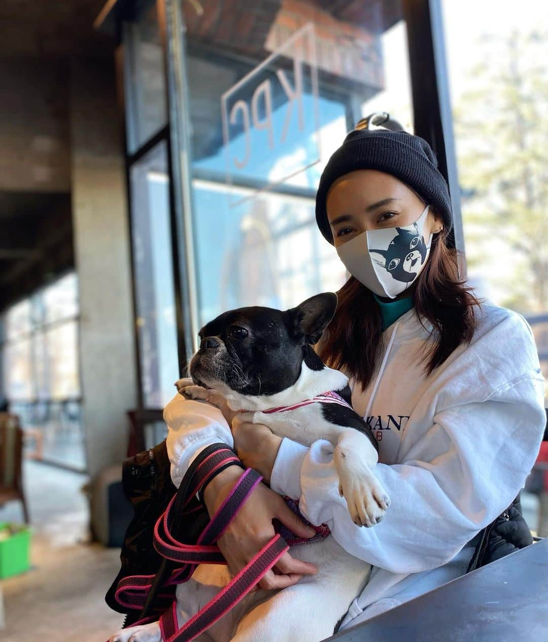 桐山マキさんのインスタグラム写真 - (桐山マキInstagram)「. . . Dog cafe🐕‍🦺🐾🐾🐾  年明けすぐに ドッグカフェ☕️へ🐾  ドッグカフェ前に行くと 愛犬達は当たり前の様に 中に入ろうとします☺︎  可愛いがってもらえる 大好きな場所って ちゃんとインプットされている様です♡  皆さん お話する時は 目が合わず マスクの小春ちゃんの絵をみてるw  私の描いた パンチ効いた小春ちゃんの絵マスク @samuraipainters  描いた絵を写真で送って プリントしてもらい 世界にたった2枚だけのオリジナルマスク👩‍🎨  もぅ1枚は姪っ子に 勝手に送りつけプレゼントしました♡ 喜んでるはず🐄  #japan #dog #love #family #rescuedog  #frenchbulldog  #frebull #original  #originalmask  #paint  #myfavorite  #dogcafe #年明け #ドッグカフェ #カフェオレ #飲みに #立ち寄りました #保護犬 #家族 #オリジナルマスク #自称 #画伯マキ #そう言えば #年明けに会った友人達 #誰も小春マスクの話題にふれず #何でや #可愛いやろ #って思いながら帰っています #👩‍🎨」1月11日 23時14分 - maki_kiriyama