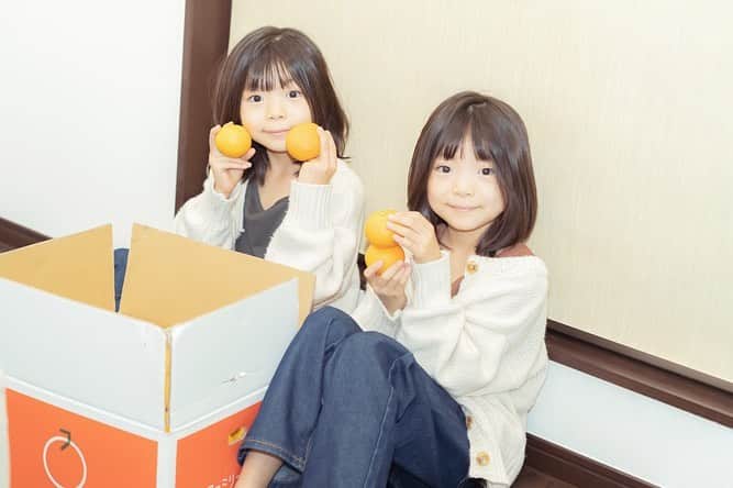 Yukiさんのインスタグラム写真 - (YukiInstagram)「今日から新学期スタート☺️✨  久しぶりの学校は🏫すごく楽しかったーーと三姉妹が、嬉しそうにしててよかった☺️💕  毎冬のわが家の楽しみと言えば @familytree.jp の🍊✨  2年目になる今年も利用させていただいてます♡  お友達にも好評すぎて2箱の🍊がすごいペースで食べてます👀✨  🍊の摘み取り体験も行ってみたいーと三姉妹が楽しみにしてるので 今年こそ 実現できたらいいなぁー☺️💕  #familytree #オーナー権　#みかん　#双子　#twins #みかんだいすき🍊」1月11日 23時10分 - yukikuu96