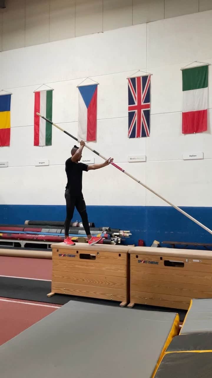 ラファエル・ホルツデッペのインスタグラム：「Finally back to some vaulting. Starting to get my feeling back before jumping on solid ground 💪🏾  #polevault  #itsgettingthere  @landessportbund.rlp  @sporthilfe  @lazzweibruecken」