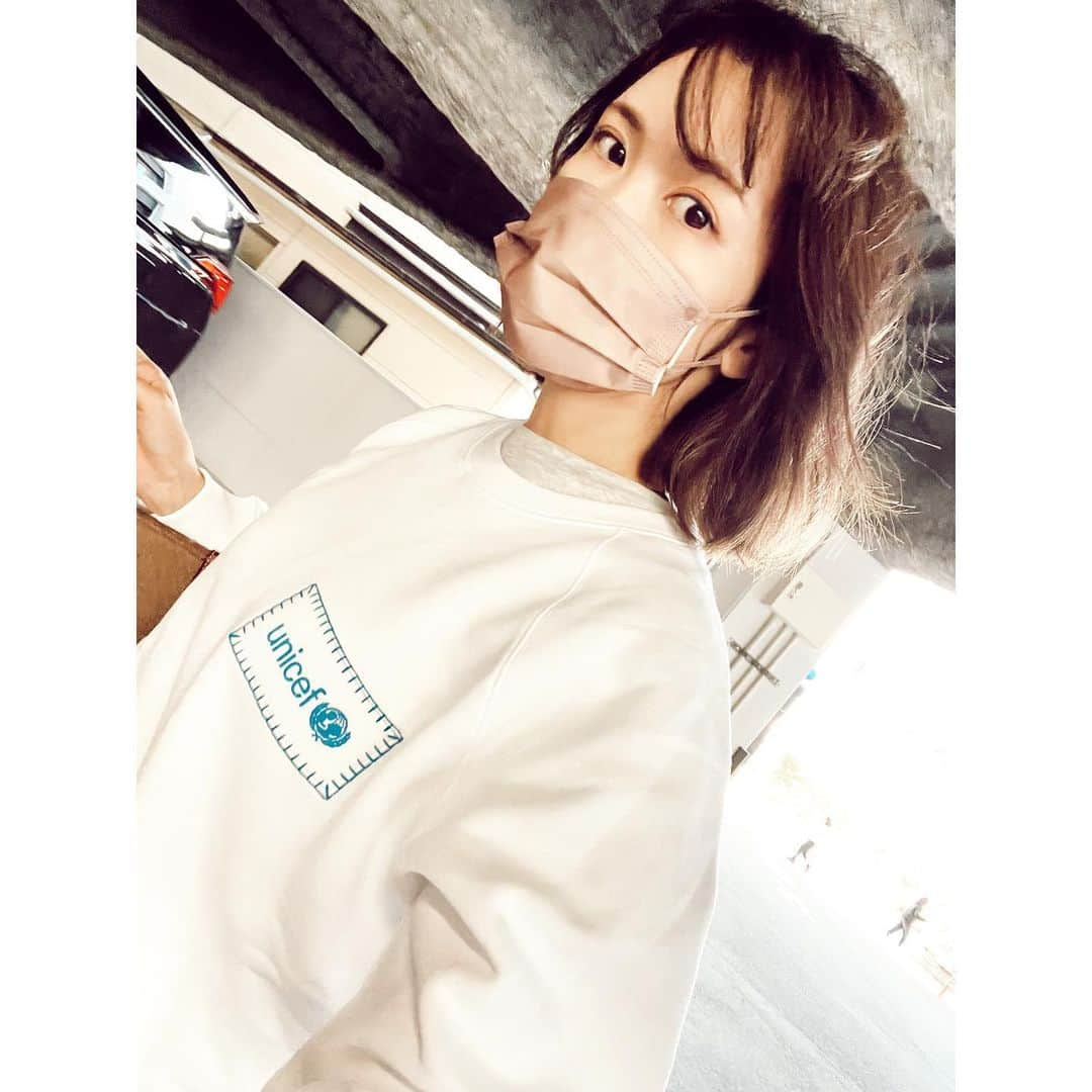 紗栄子さんのインスタグラム写真 - (紗栄子Instagram)「今年は揺らがない身体作りを目標としているので、トレーニング も開始しております🤸‍♂️🙌🏻✨  この日ウエアの上に着ていたトレーナーは年末に @chloe から発売されていたユニセフの75周年を記念した限定カプセルコレクション🦋  環境負荷の少ないデッドストックのコットンを100％使用しており、シアンブルーのユニセフロゴを配したデザイン❄️  売上の全額はジェンダー平等プログラムを支援する「Girls Forward」に寄付されるみたい🙌🏻✨ #chloe #unicef」1月11日 14時44分 - saekoofficial