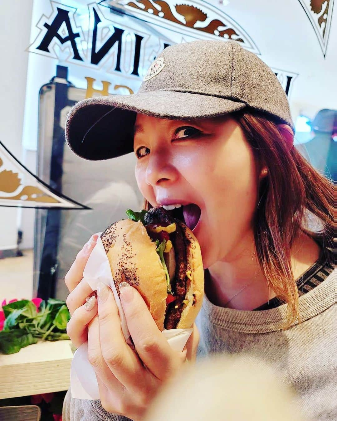 井上貴子さんのインスタグラム写真 - (井上貴子Instagram)「たまには食べるよ ジャンクフード  ハンバーガー食べる時は クアアイナのパインバーガー  満足^ ^  本日は極寒ですが お詣りに！！  1月に入り新しいドラマが始まりました  コンフィデンスマンjpを超えるドラマが観れますよーにーー^ ^  Happyで^ ^  プロフィール画面に記載のURLより 通販サイト「神取屋」に飛べます^ ^  コロナ禍に携わる全てのお仕事の皆様 心から感謝しています 引き続き油断せずお気をつけてお過ごし下さいませ  #井上貴子  #LLPWX #女子プロレス #トイプードル #クアアイナ #パインバーガー #コンフィデンスマンjp #https://www.youtube.com/c/takacoinoue  #cacatocacat #貴子ちゃんちゅーぶ #YouTubeはじめました #チャンネル登録お願い致します #LLPWX通販サイト神取屋 #感謝 #STOPCOVID19」1月11日 14時59分 - takaco_inoue