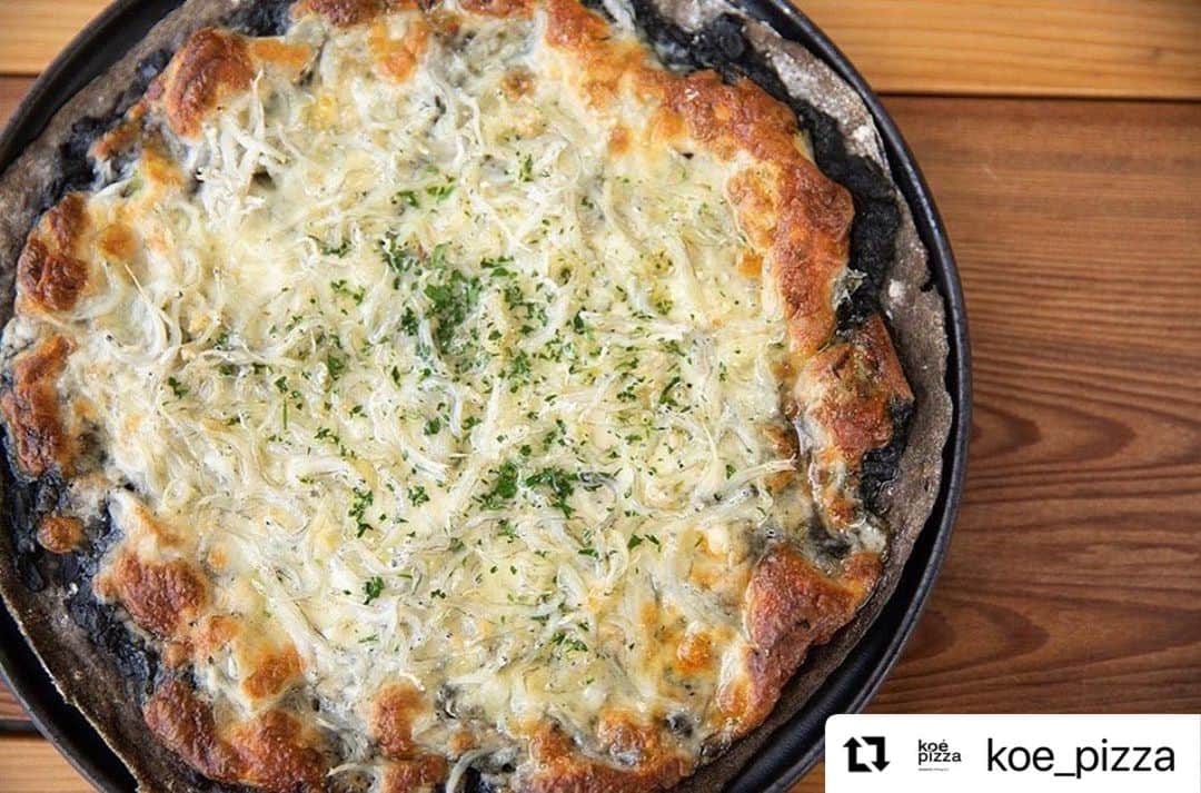 コエのインスタグラム：「・・・ .  \ 🍕お持ち帰り半額キャンペーン実施中！ /  オニオングラタン / 照り焼きチキン マルゲリータ / クワトロフォルマッジ 白ネギとしらす / チーズメルト   上記、6種がお電話のご予約にて【半額】で ご提供させていただきます🍴  お電話の際、「インスタを見た」とお伝えください！  ●期間：2022年1月1日〜2022年1月31日  ○ 兵庫県淡路市 / オニオングラタンチーズピッツァ ¥2,000 → ¥1,000 (in tax)  ○ 岡山県新見市 / 森林どりの照り焼きチキンピッツァ ¥1,800 → ¥900 (in tax)  ○ koe pizzaの特製マルゲリータ　 ¥1,500 → ¥750 (in tax)  ○ 瀬戸内レモンはちみつのクワトロフォルマッジ ¥2,000 → ¥1,000 (in tax)  ○ 岡山産の白ネギと山利の釜あげしらすのピッツァ ¥2,000 → ¥1,000 (in tax)  ○ 岡山県吉備高原 / 吉田牧場のチーズメルトピッツｧ ¥2,700 → ¥1,350 (in tax)  ＊電話番号:086-201-1331 　※当日予約可 　※混雑を避ける為、ご予約時間をご調整させていただく場合がございます。  【1月営業時間🍕】 　平日　10:00-17:00 　土日祝　10:00-18:00 　(1/1.2は17:00までの営業です。)  　＊フードメニューのご提供時間は11:00～となります。 （店休日　1/4.5.11.12.18.19.25.26）  . . . #koe #koepizza #ethical #pizza #okayama #okayamapizza #okayama #cafe #diningout #domainetetta #コエ #コエピザ #ピザ  #エシカル #岡山 #岡山グルメ #岡山カフェ #岡山レストラン#岡山ピザ #岡山ランチ #地産地消 #吉田牧場 #チーズメルト #岡山観光 #石山公園 #岡山城 #後楽園 #岡山観光 #ダイニングアウト #長場雄 #萬代基介 #ステイホーム」