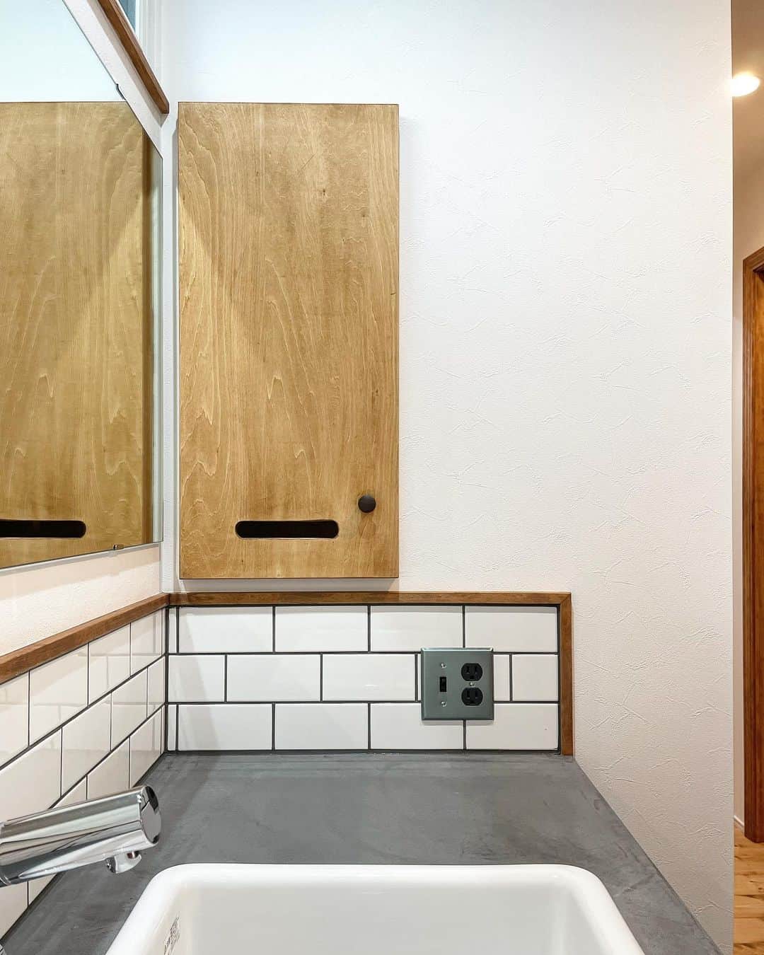 fukui-kensetsuさんのインスタグラム写真 - (fukui-kensetsuInstagram)「山辺町K様邸の造作洗面台です✨  モールテックス天板にサブウェイタイルの立ち上がりの、カッコ良い素材を組み合わせました。  ニッチの収納は、扉からティッシュが取り出せる便利な造りになっています😁  #洗面所 #洗面台 #造作洗面台 #モールテックス #サブウェイタイル #タイルパーク #病院用シンク #sk106 #ニッチ収納 #自然素材の家 #自然素材の家づくり #注文住宅 #マイホーム  +++--------------------+++ 山形暮らしの家づくり  #福井建設#山形市#工務店  ↓プロフィール↓ @fukui_kensetsu  ↓現場のことや日常をご紹介するアカウント↓ @fukui_kensetsu_pr  お問い合わせなど、お気軽にDMしてください♪ +++--------------------+++」1月11日 15時21分 - fukui_kensetsu
