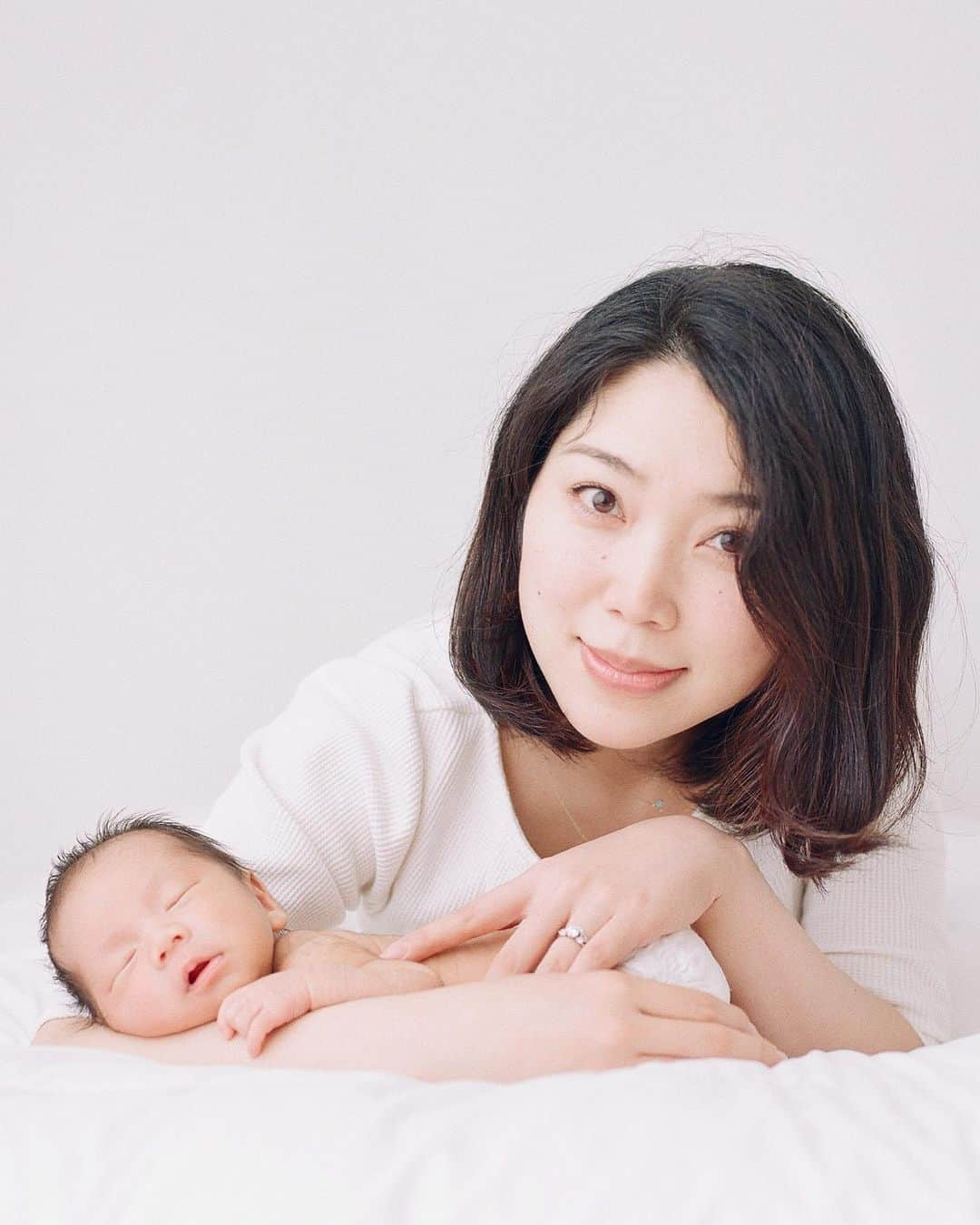 永瀬まりさんのインスタグラム写真 - (永瀬まりInstagram)「He was only two weeks old💗生後2週間の頃に撮った思い出のNewborn photoです☺️スクスクと育って、今はぽっちゃり赤ちゃんです🐣  #newbornphotography #twoweeksold #babyboy」1月11日 15時32分 - mari_handmodel