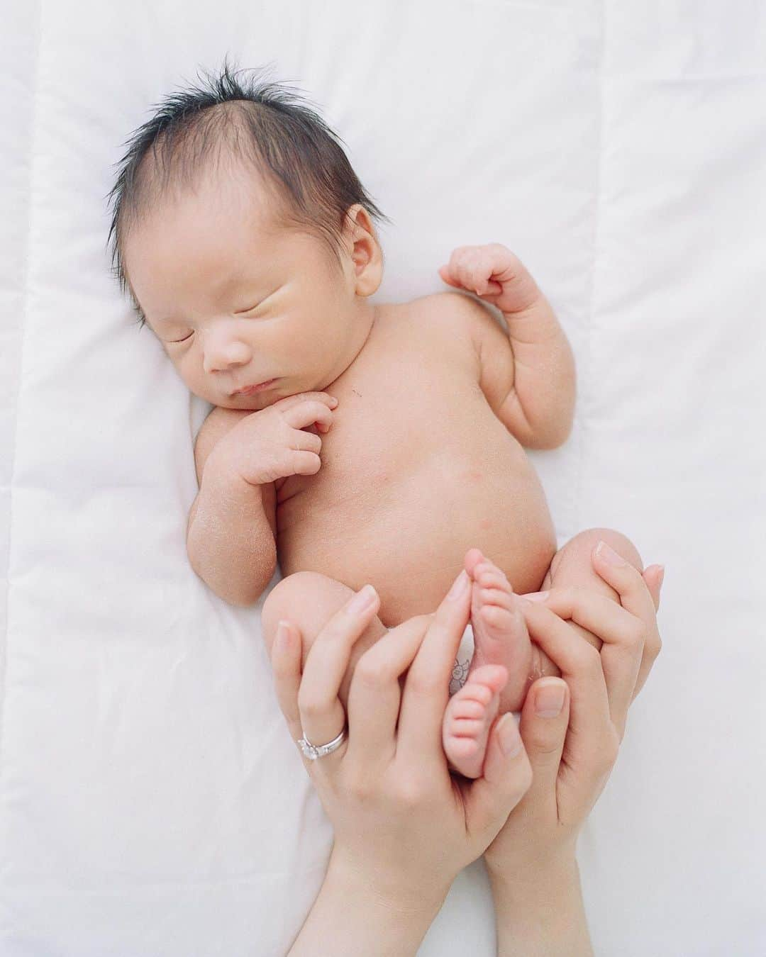 永瀬まりさんのインスタグラム写真 - (永瀬まりInstagram)「He was only two weeks old💗生後2週間の頃に撮った思い出のNewborn photoです☺️スクスクと育って、今はぽっちゃり赤ちゃんです🐣  #newbornphotography #twoweeksold #babyboy」1月11日 15時32分 - mari_handmodel