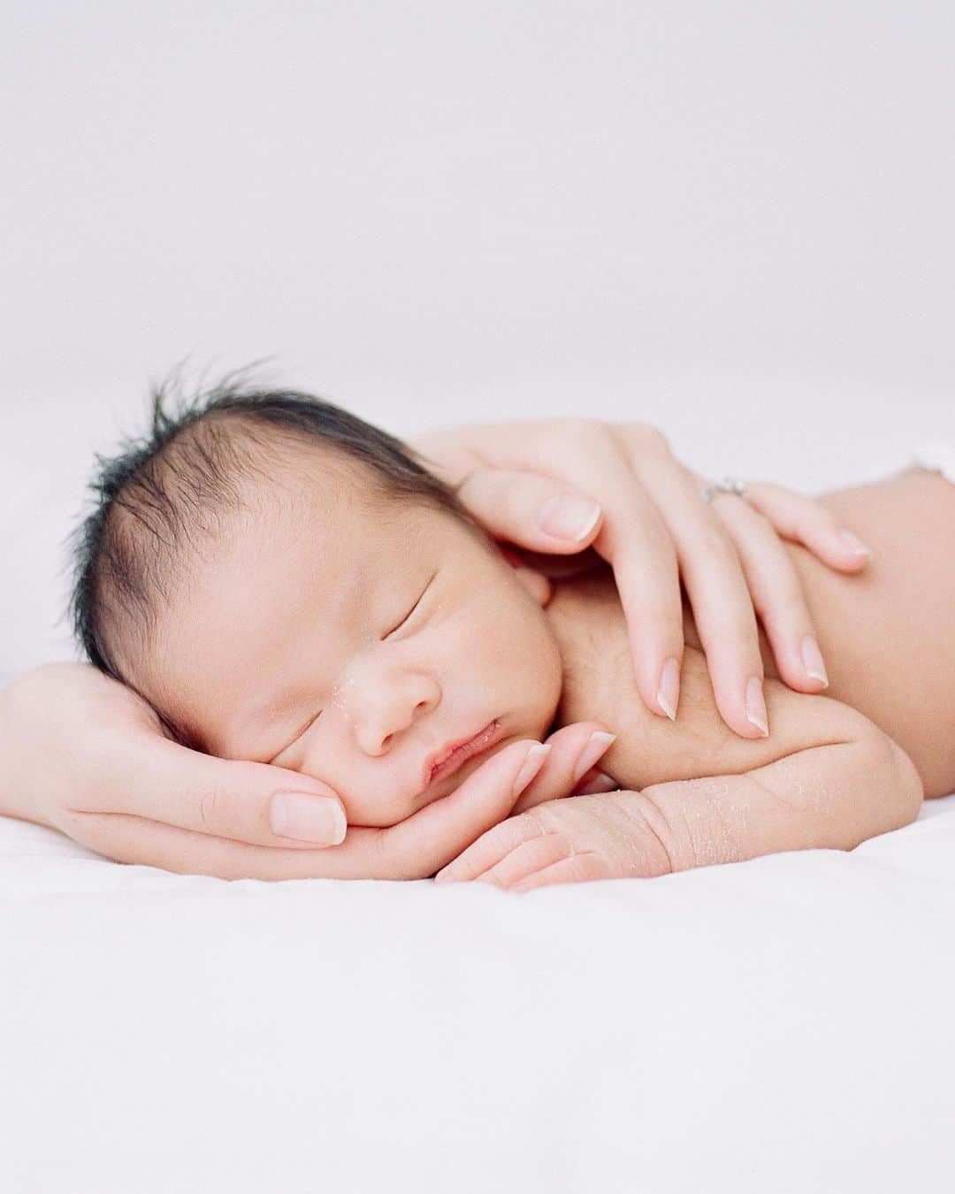 永瀬まりのインスタグラム：「He was only two weeks old💗生後2週間の頃に撮った思い出のNewborn photoです☺️スクスクと育って、今はぽっちゃり赤ちゃんです🐣  #newbornphotography #twoweeksold #babyboy」