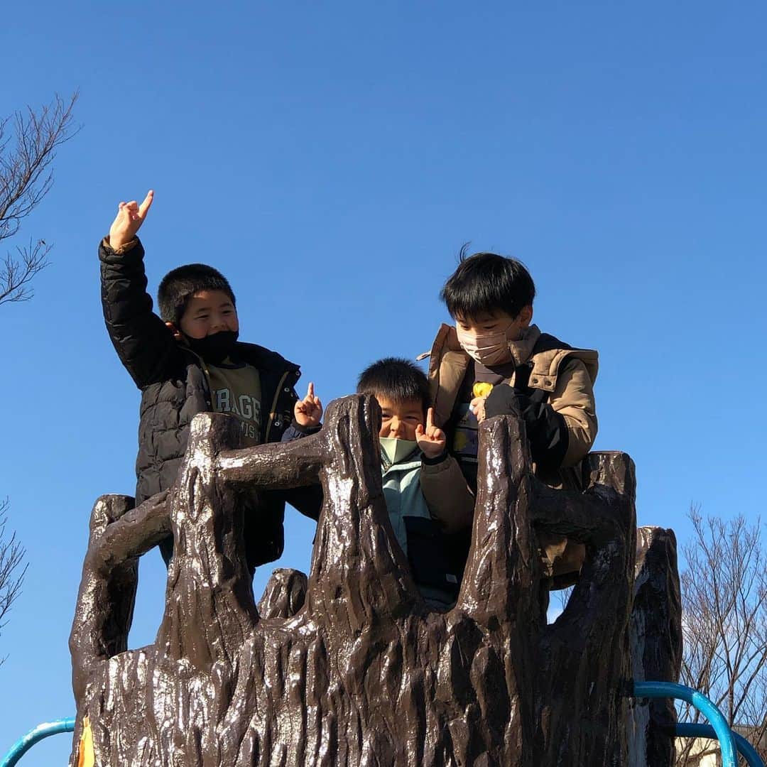 のインスタグラム：「#子供達の冬休み #大好きな従兄弟 #イイ顔してる #最後はオマケ 次はいつ会えるかなぁ 今日から元気に登園です🏫 長男は4月から1年生🎒 早いなぁ💦 大好きなお友達とたくさん 思い出つくろうね💕」