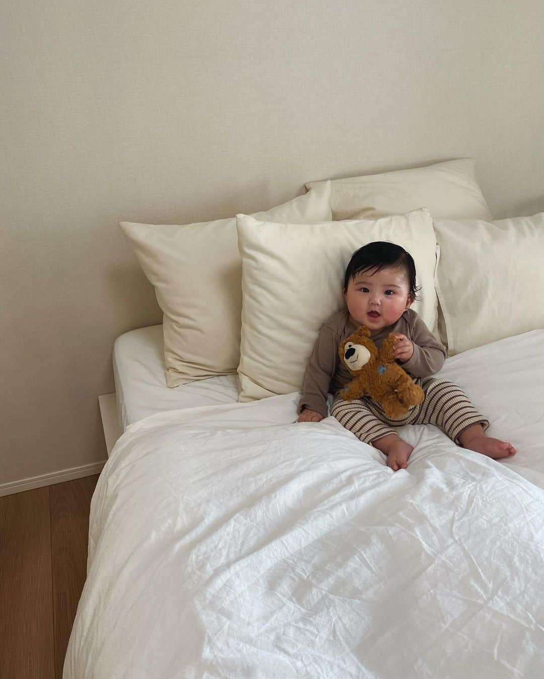 HARUEのインスタグラム：「６ｍｏｎｔｈ🧸🎪🤎  あっという間に半年。はやぁ〜！！  気付いたら歯も2本生えてるし ひとりでお座りできるし離乳食も食べてるし この６ヶ月の成長ぶりが凄すぎる。🤭✨  ぷくぷくムチムチボディたまらないぃ〜〜💖  #6monthsold #babyboy」