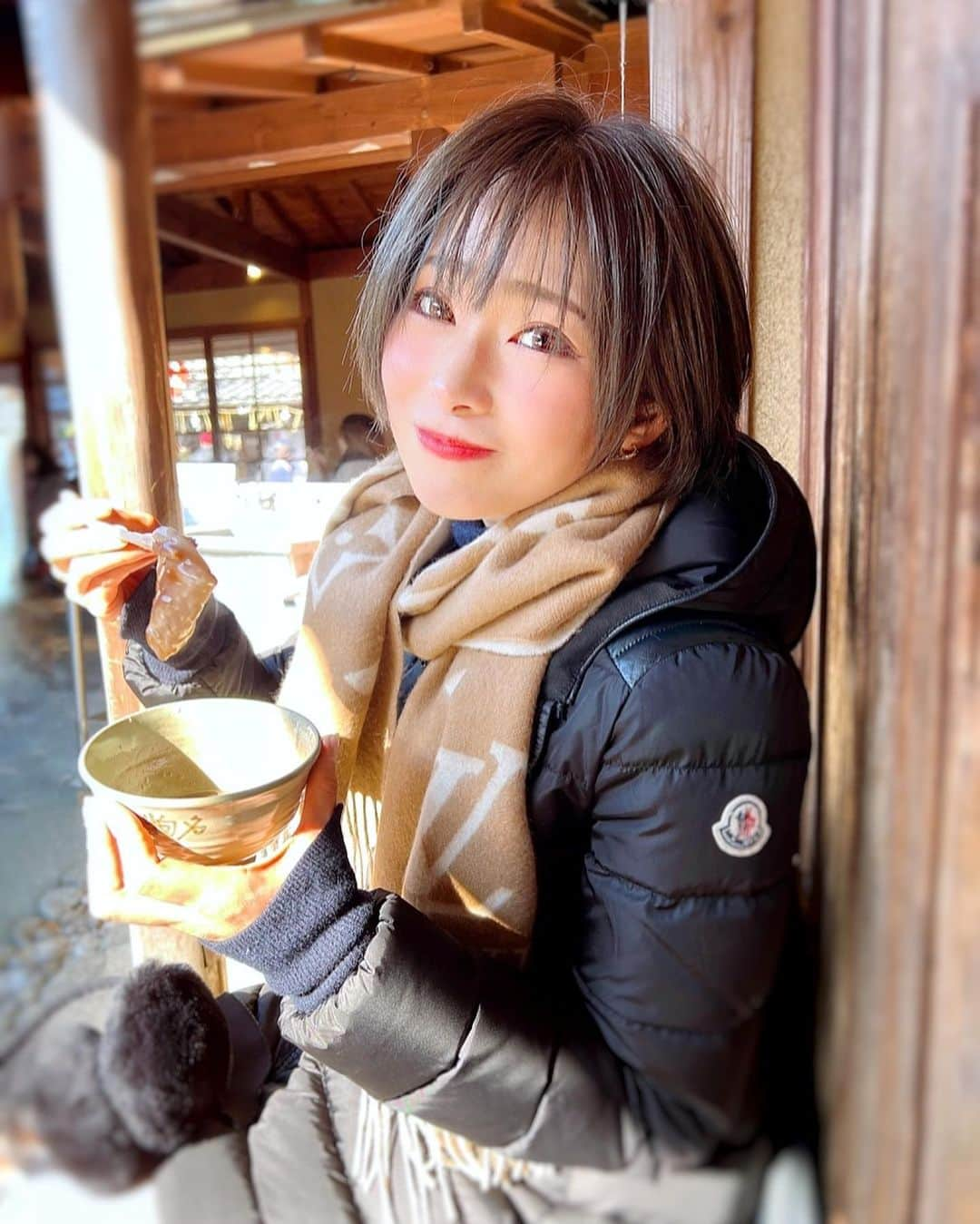 りほさんのインスタグラム写真 - (りほInstagram)「今年もスタートしてそろそろ本腰でお仕事なのでメンテナンス💕😆年始の体のメンテに@octo_tokyo  さんにいってきました✨  年末年始は美味しいものでつい緩んでしまう🥺⛩体もおもちにならないようにしっかり脂肪燃焼して筋肉つけねばー！❤️🤣 ⁡ ここのサロンにはには世界特許マシーンの「TMキューブ」という機械があるので初体験😍  ここはメンズもOKなサロン✨ むしろメンズに人気💕😳お腹痩せなど部分痩せに良いのだ🍥 ⁡ 脂肪分解×脂肪燃焼を同時に行うこの機械は、従来の痩身機よりも断然効果が高くてインナーマッスルも同時に強化できるんだって✨😳  身体の奥30cmまで透過して従来の痩身機では届かなかった内臓脂肪まで分解！！ ⁡ 疲れが溜まると浮腫みやすい身体🥺 気になる内腿とお腹周りとヒップを中心にやっていただきました💕☺️ ⁡ ⁡ 基礎代謝も上がるので、この機械を付けてるだけで痩せやすい体になってリバウンドもしにくくなるらしい😤  お正月太り解消にオススメ✨ りほのフォロワーさん限定👀りほのインスタ見た！特典あるので行く際はぜひOCTOさんに言ってみてね❤️😍 ⁡ 合わせてトレーニングも頑張りまーすっ😆  写真撮った時にはほぼおしるこ食べきってて汁が見えない🤣食い気が先行しちゃいます❤️🥺笑 ⁡ ⁡ @octo_tokyo  #octo_tokyo #痩身エステ #赤坂エステ #ダーマロジカ #ダイエット #美尻 #港区エステ　#ダイエット #diet #トレーニング #筋トレ #ジム #フィットネス #美容 #beauty #筋トレ女子 #ワークアウト #コスメ #メイク #美肌 #女子力 #スキンケア #ビューティー #健康　#正月太り解消 #正月太り　#部分痩せ　#おしるこ　#お雑煮　#食べるの大好き　#健康美」1月11日 17時05分 - ri1ho