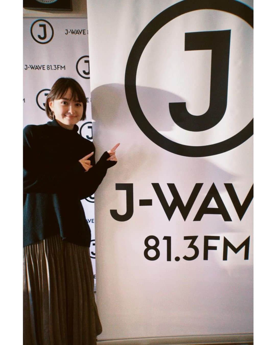 葵わかなのインスタグラム：「お知らせが遅くなってしまってごめんなさい〜！😱 1月11日から13日まで、 9時35分〜放送の、J-WAVE(81.3) 『STEP ONE』にお邪魔しています！ コーナーは、 「MY FAVORITE THINGS」✨  好きな事についてお話しさせていただいて、好きな曲もかけていただいてます！  ぜひぜひ！明日からも聞いてください☺️  ラジオってすごく久しぶりにお邪魔して、やっぱり楽しいなぁ〜と！ 難しいんですけど、顔が見えないからこそ、言葉を大切にしようって意識がすごく働いて。 今、私喋ってる！って実感するっていうか笑 自分の中にあるぼんやりしたものをありったけの言葉で伝えようってするのって、生活の中で中々ないなって思って。やっぱりラジオって素敵だなって思いながらの収録でした✨  うん☺️ ぜひです！  #冬のライオン」
